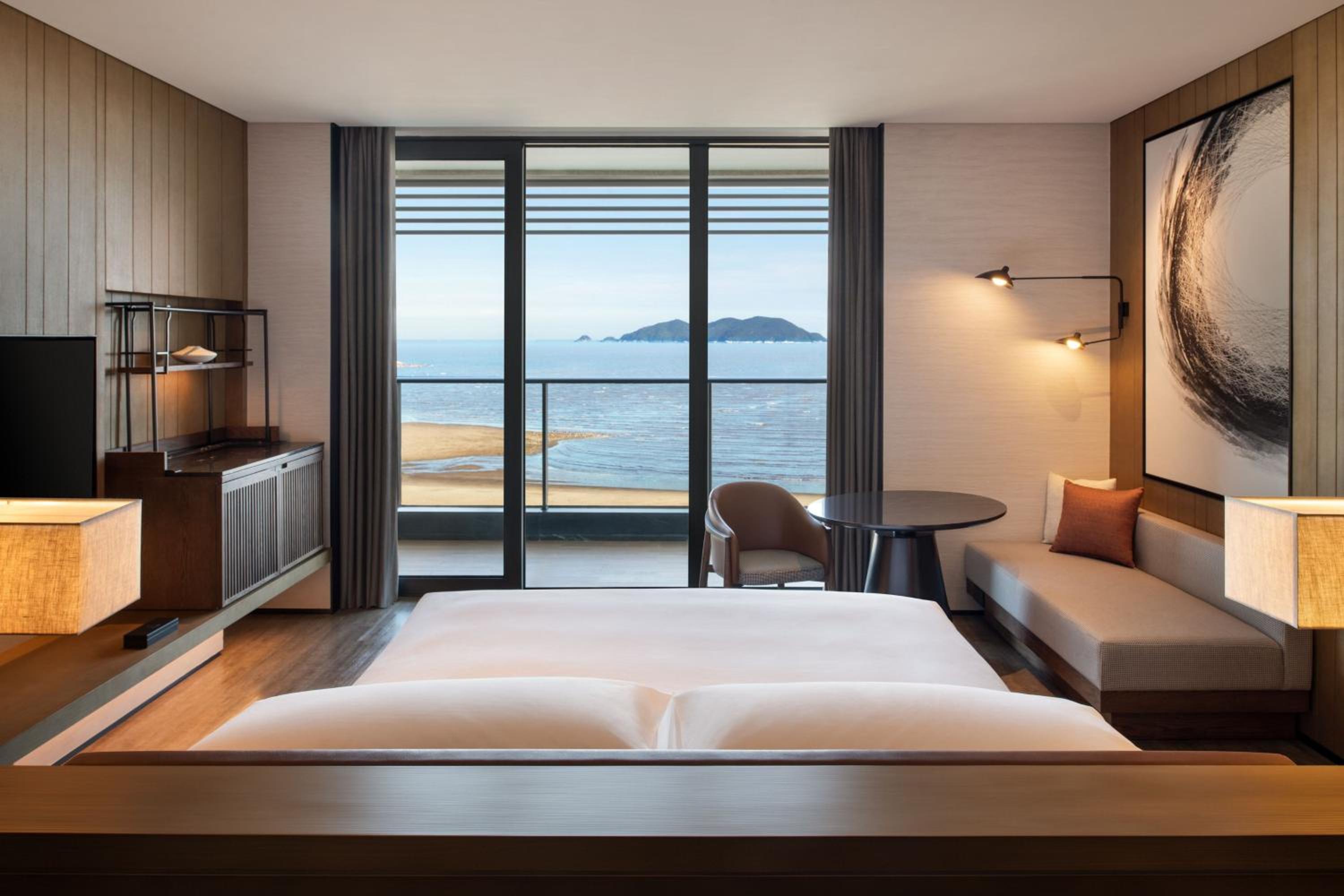 Deluxe King Room with Balcony and Ocean View - Photo 1