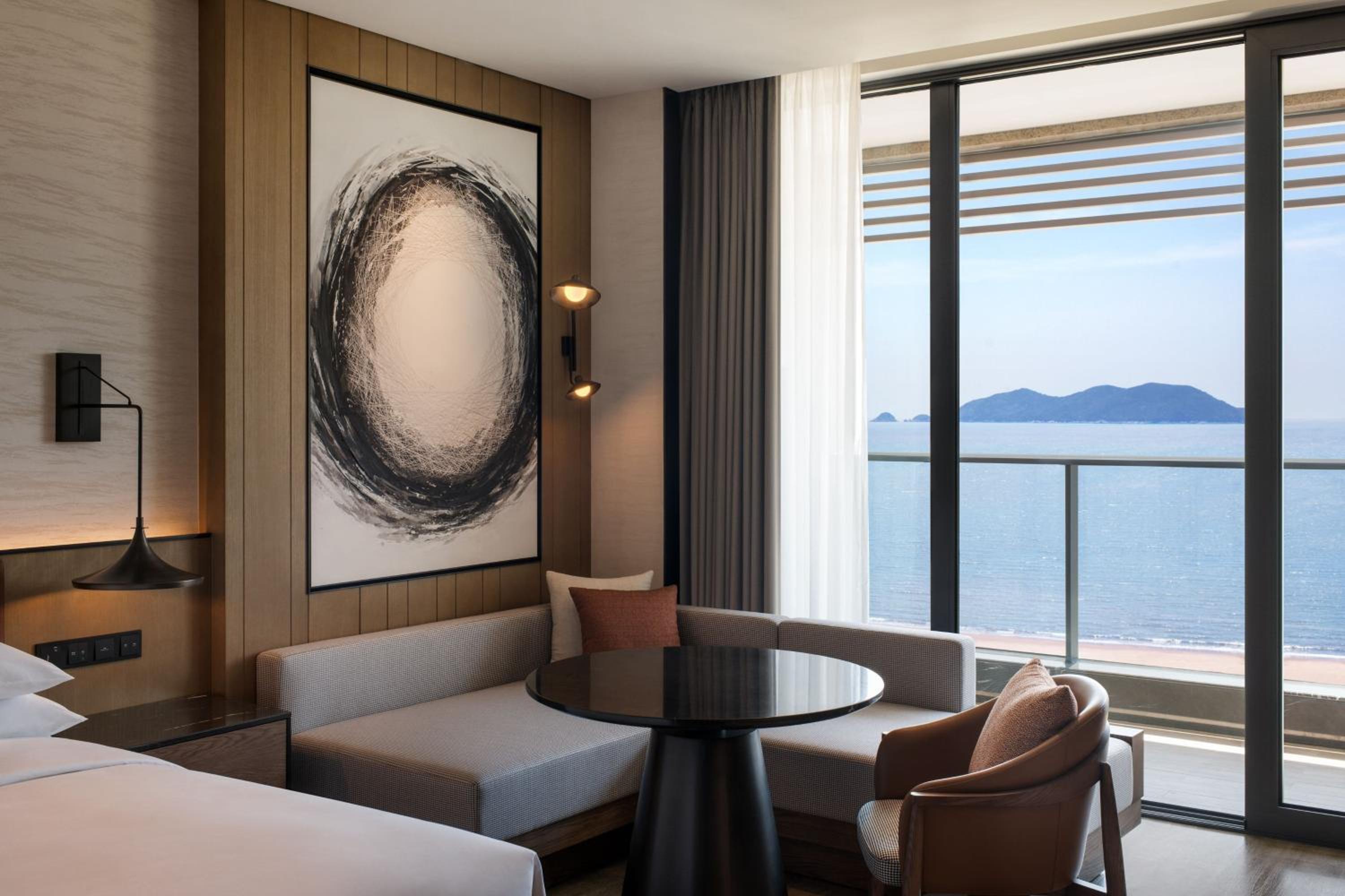 Deluxe King Room with Balcony and Ocean View - Photo 4