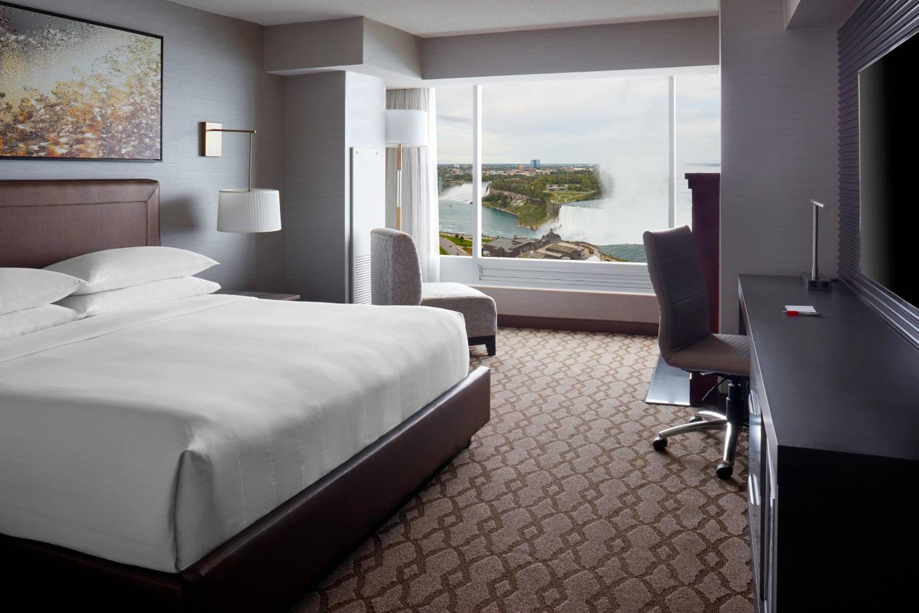 King Room with Whirlpool - Superior Falls View