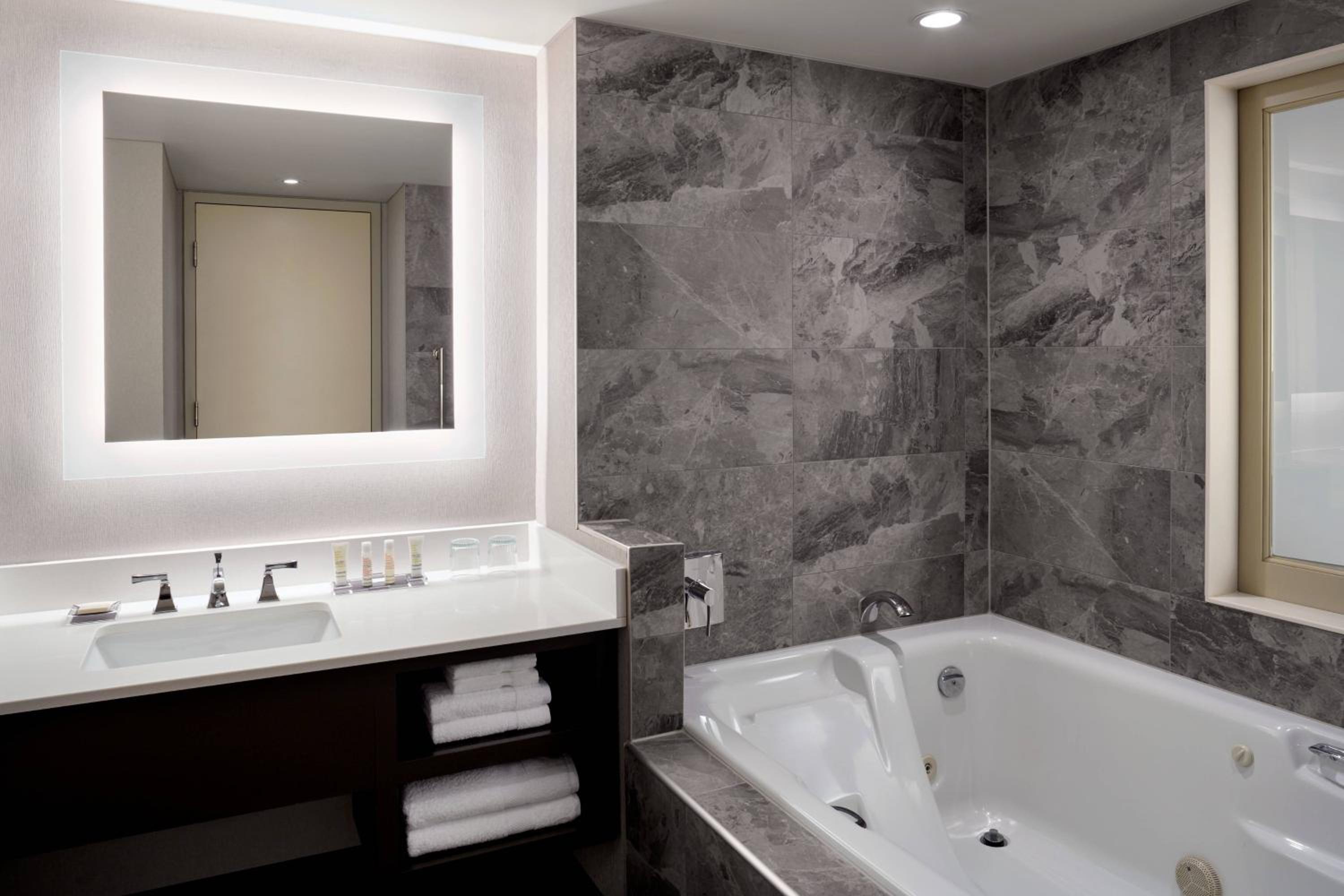 King Room with Spa Bath and Falls View
