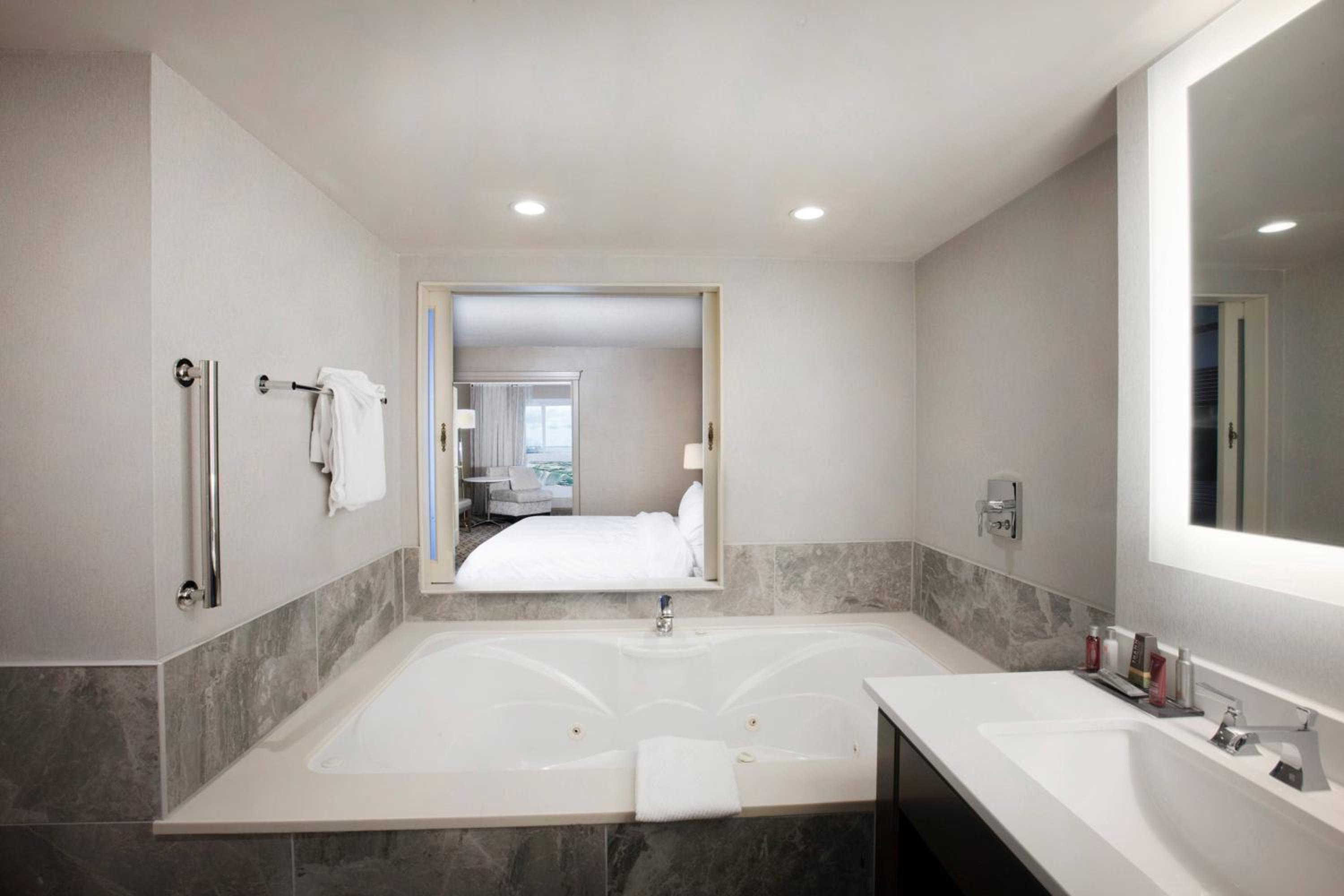 Junior Suite - Falls View