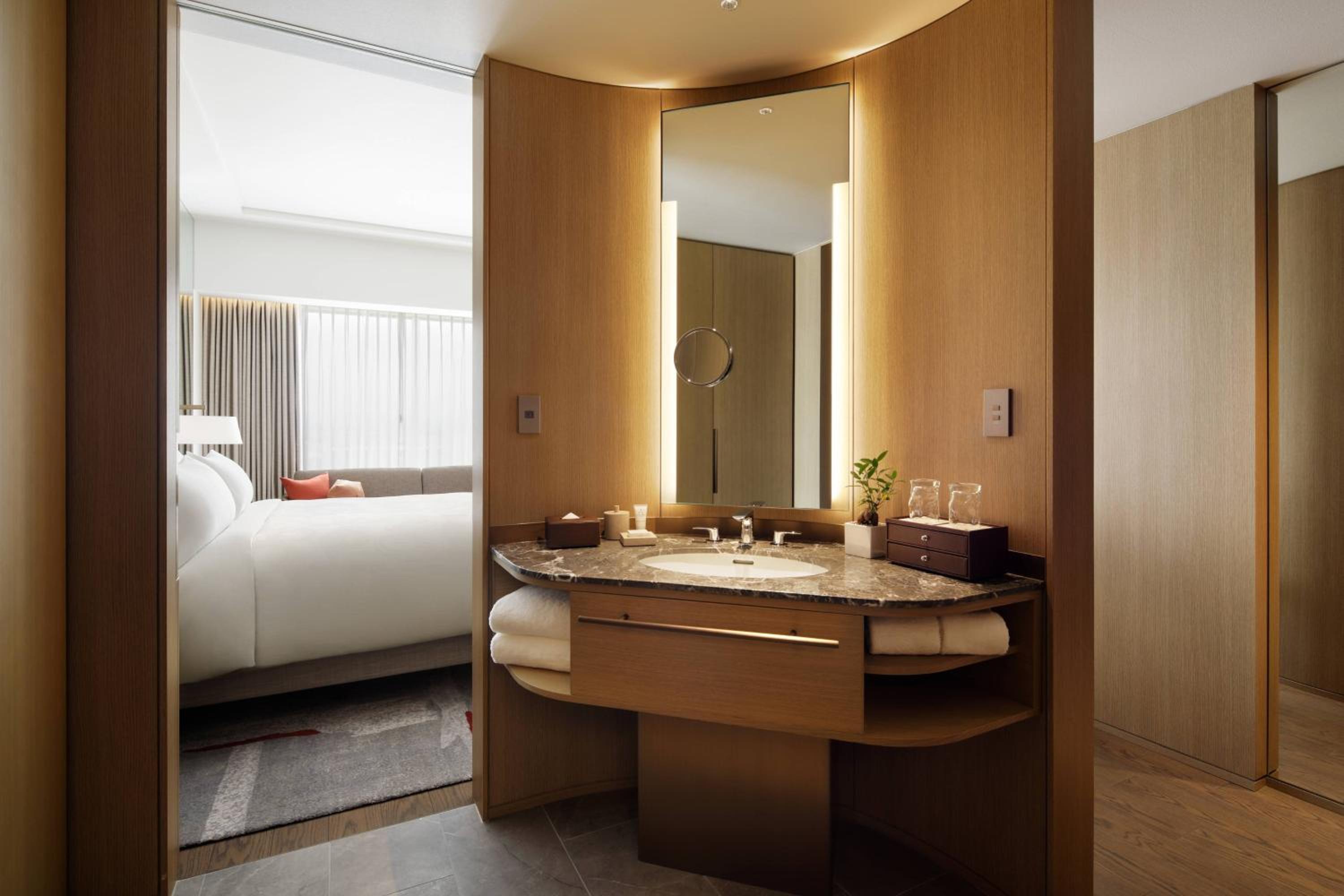 Deluxe King Guest Room, Deluxe Guest room, 1 King, City view - Photo 4