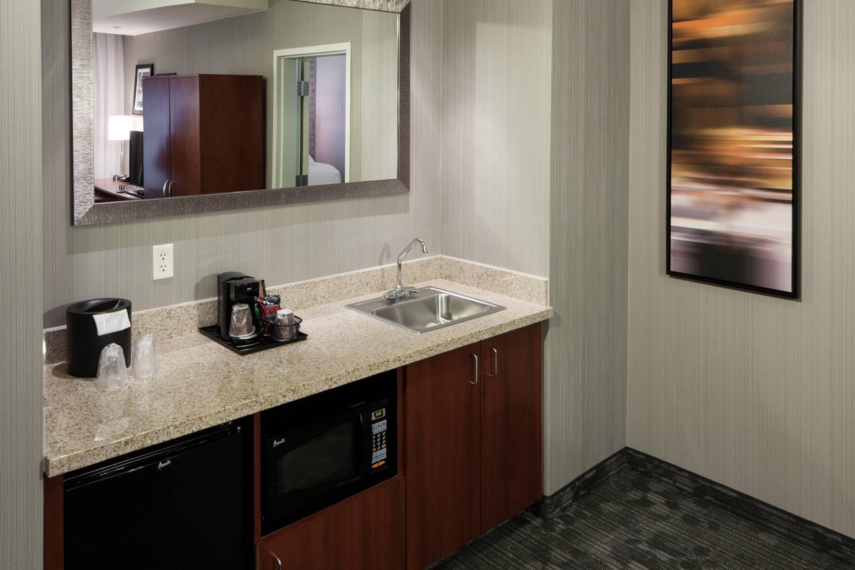 One-Bedroom Executive King Suite with Sofa Bed - Photo 3