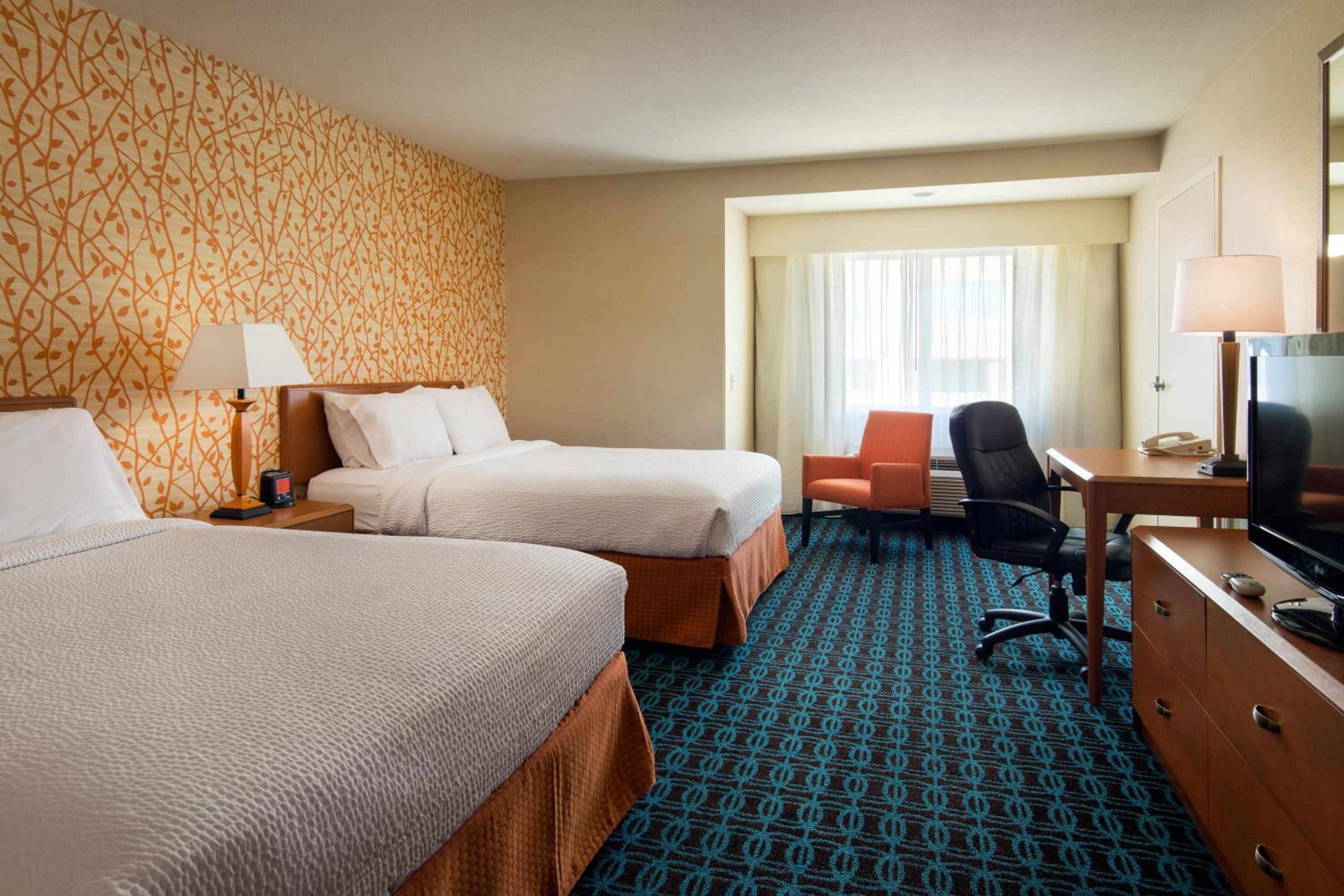 Queen Room with Two Queen Beds - Photo 2