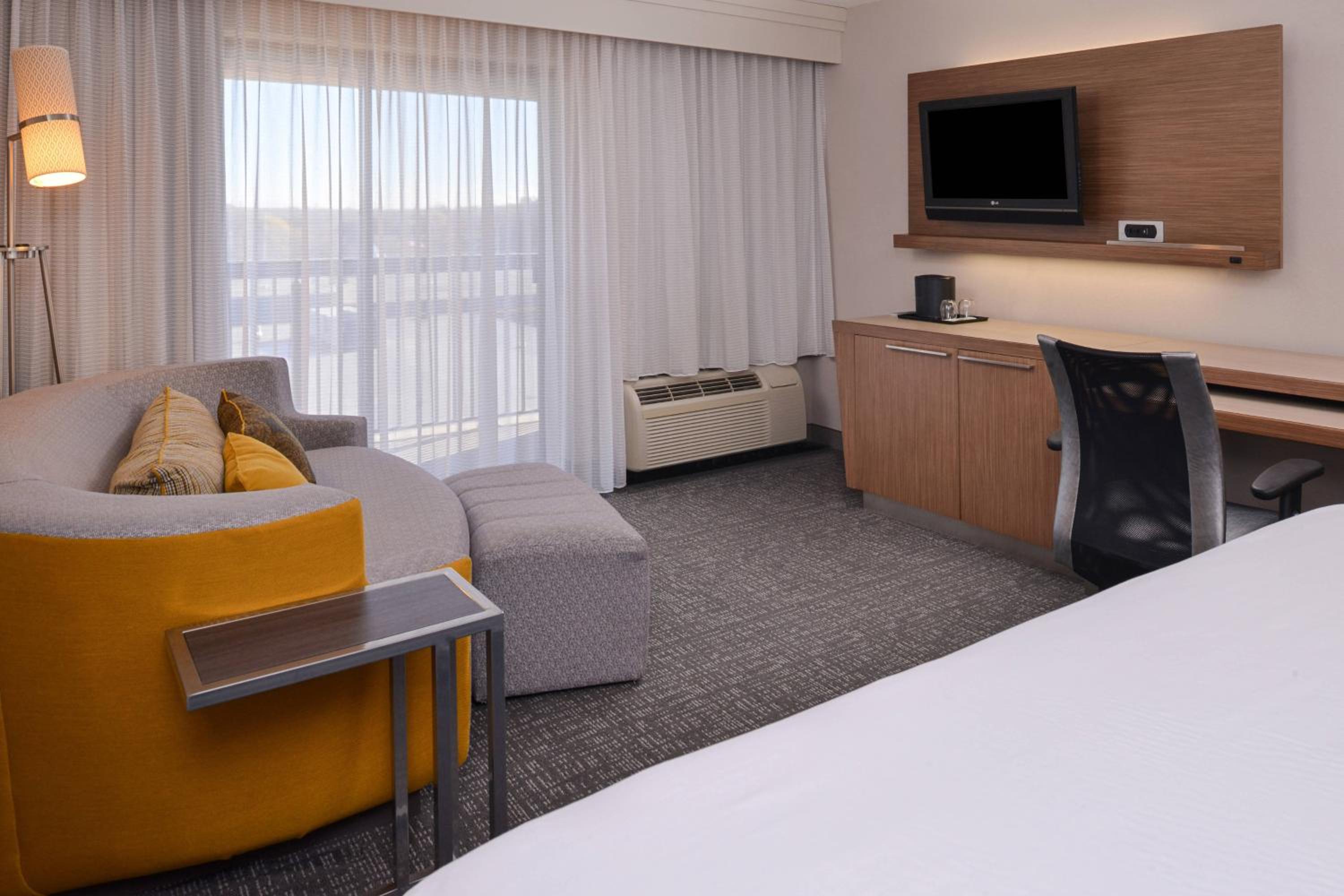 King Room with Sofa Bed photo 3