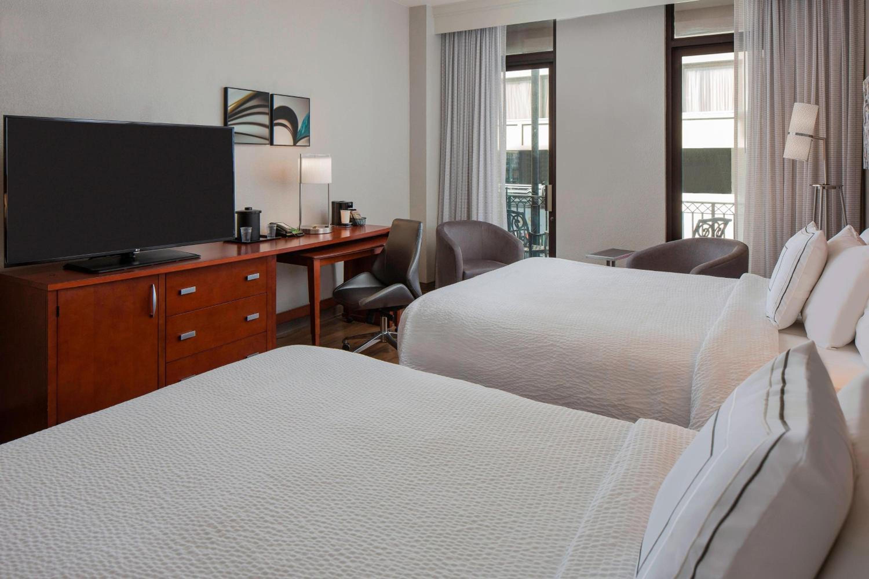 Queen Queen Room with City View - Photo 1