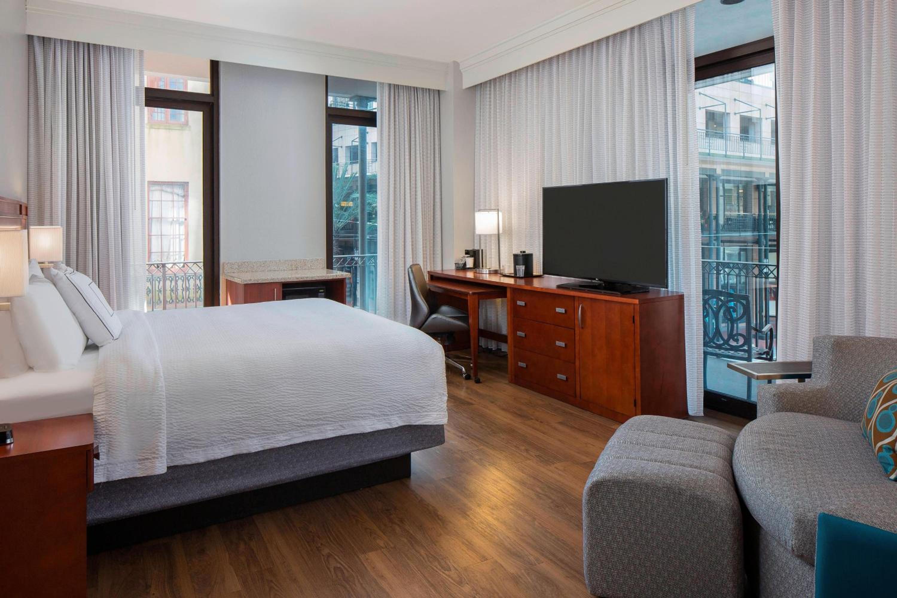 King Room with City View at Courtyard by Marriott New Orleans Downtown Near the French Quarter in New Orleans