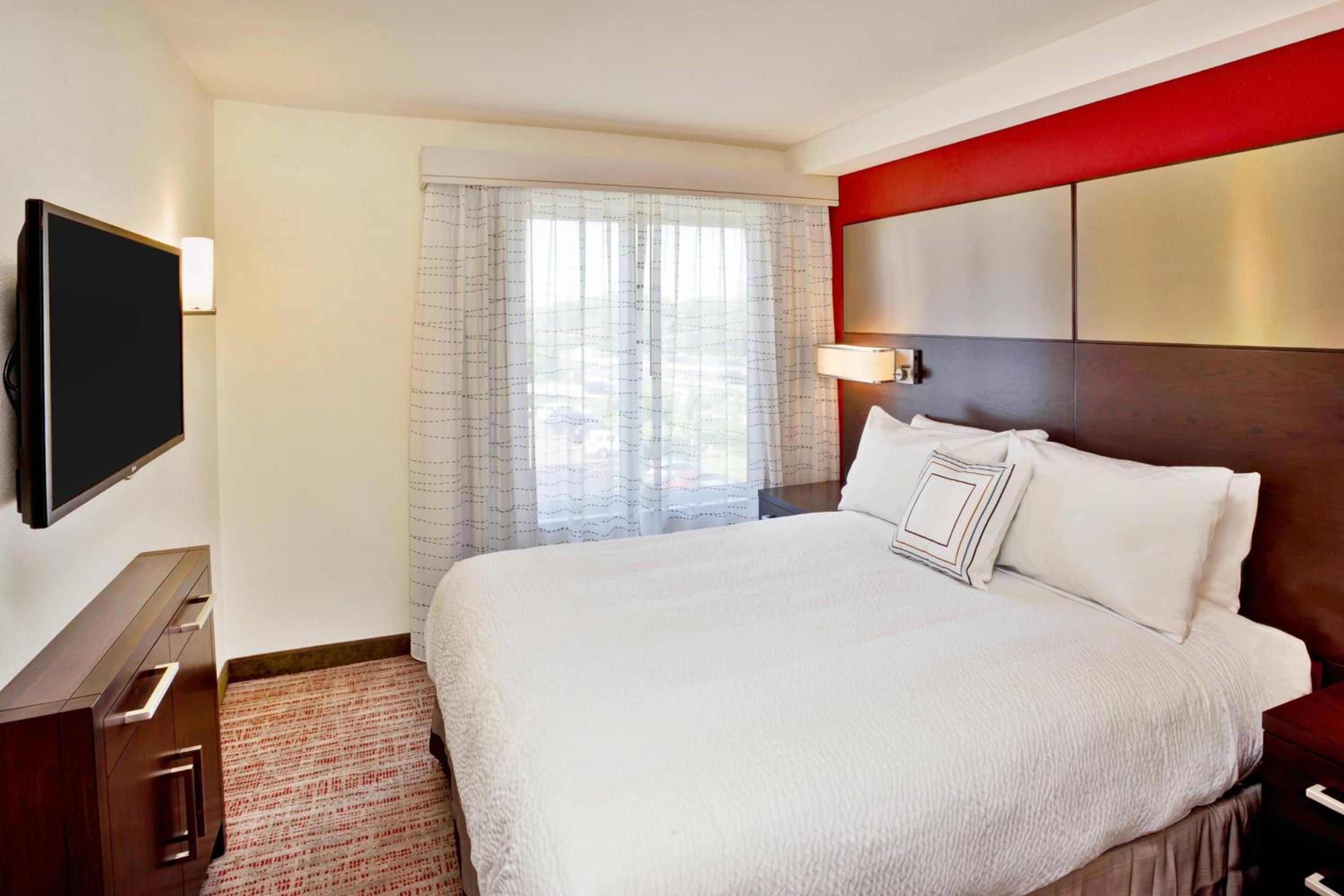 One-Bedroom King Suite with Sofa Bed photo 2
