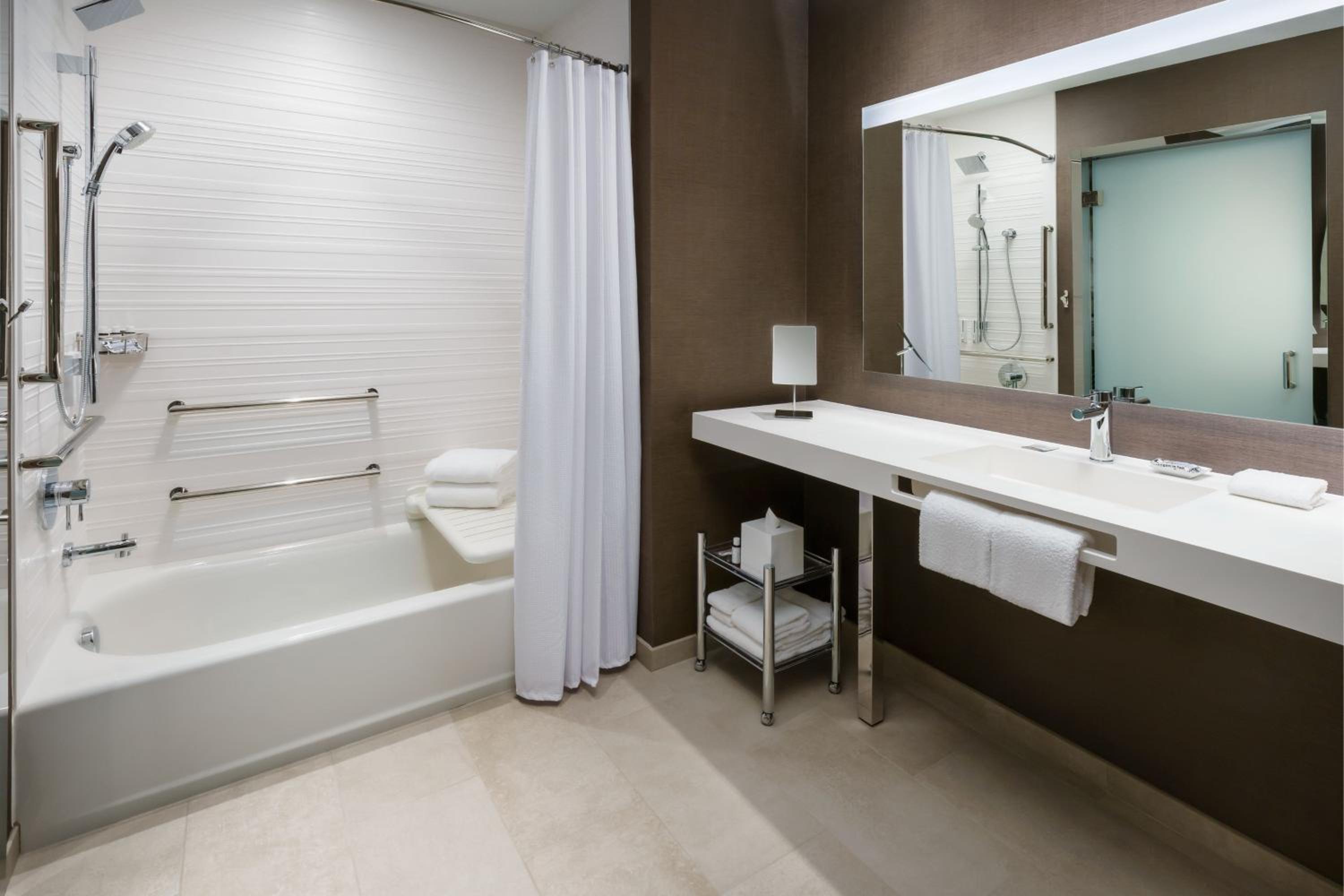 Queen Guest Room with Two Queen Beds - Photo 5