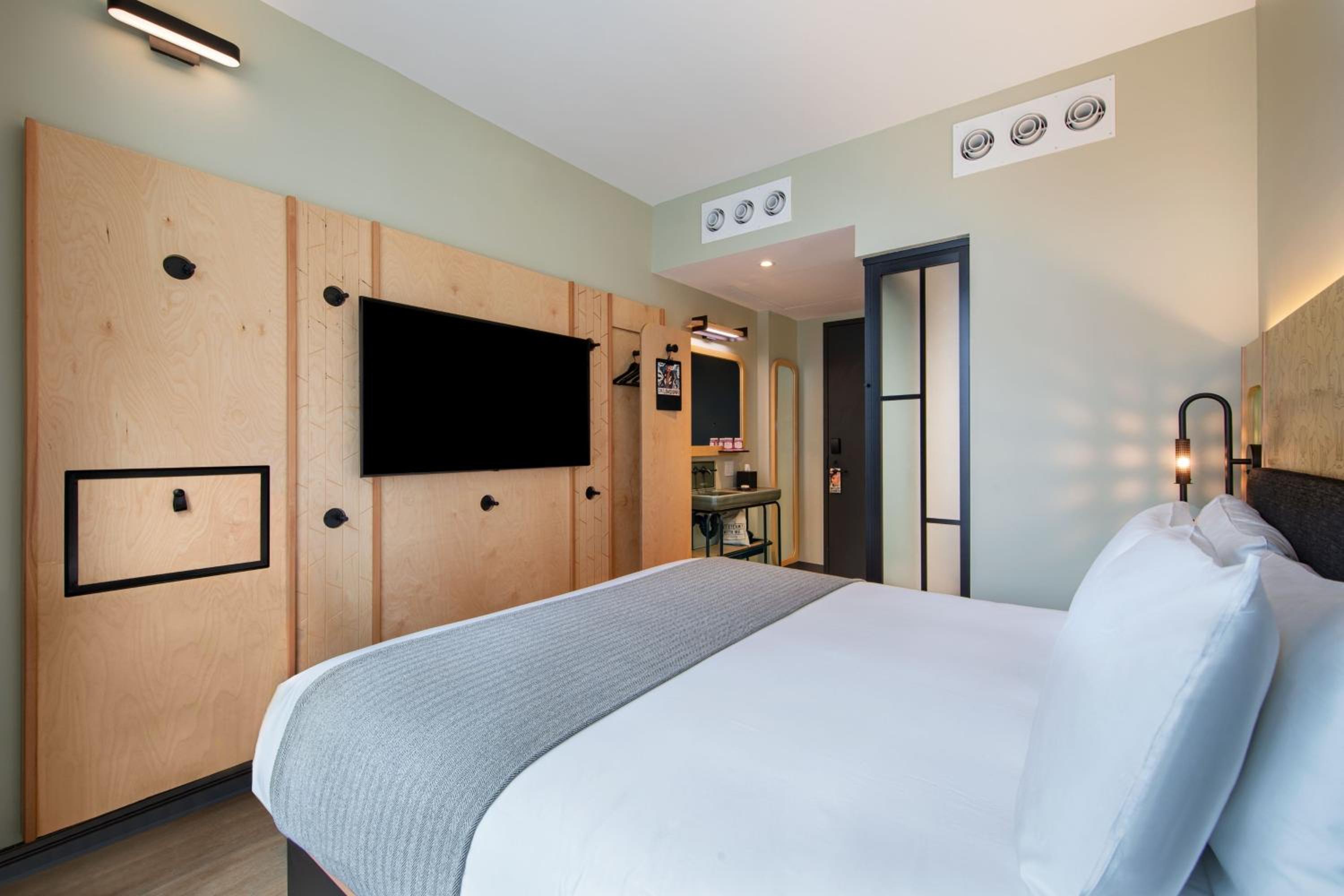 King Room with City View - Photo 2