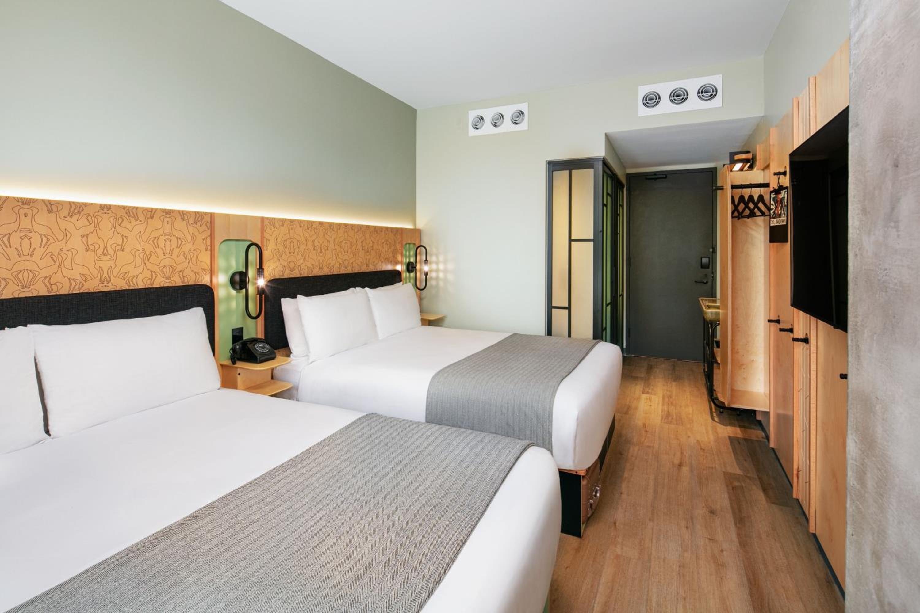 Queen Room with Two Queen Beds - Photo 2