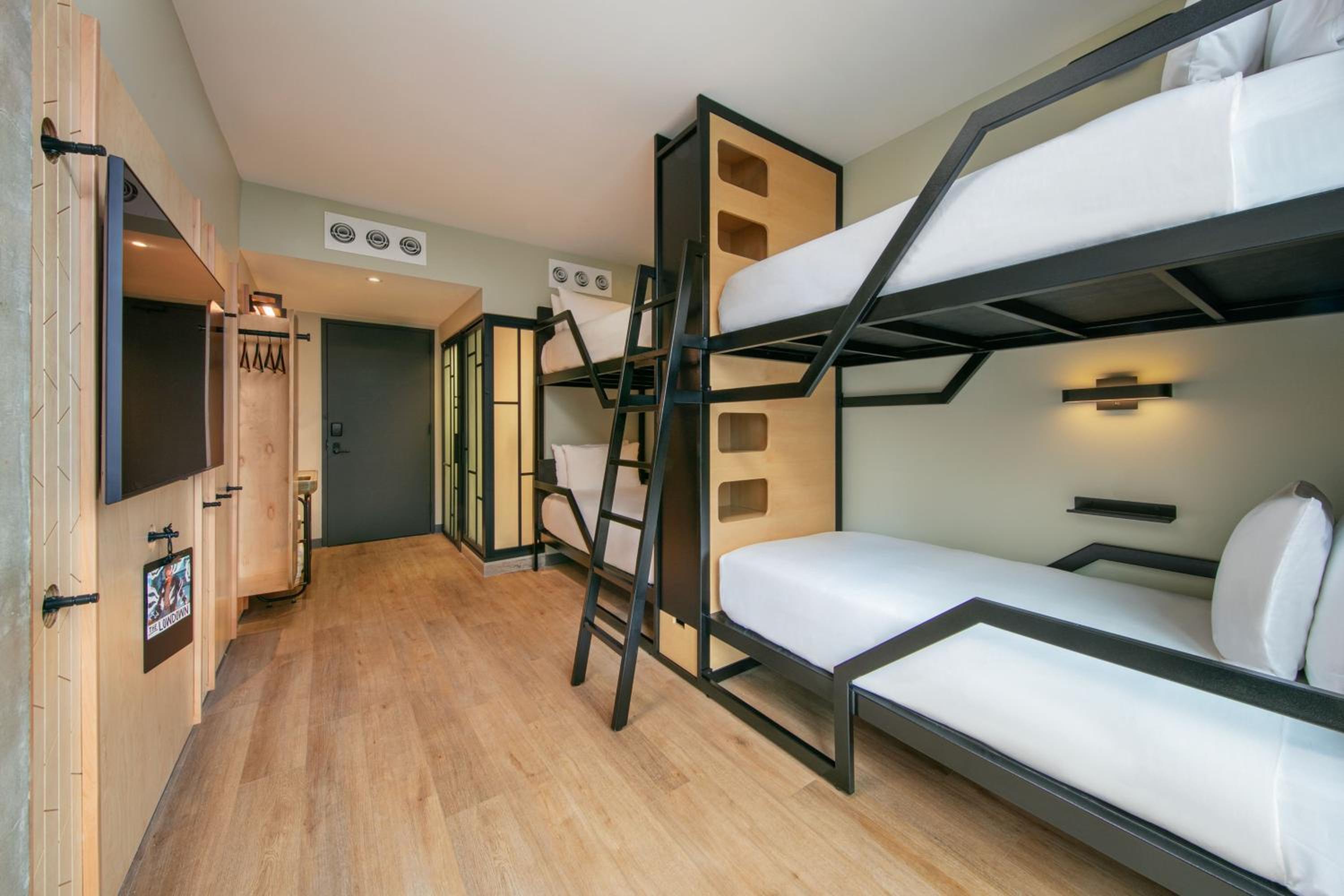 Room with One Set of Bunk Beds and City View - Photo 2