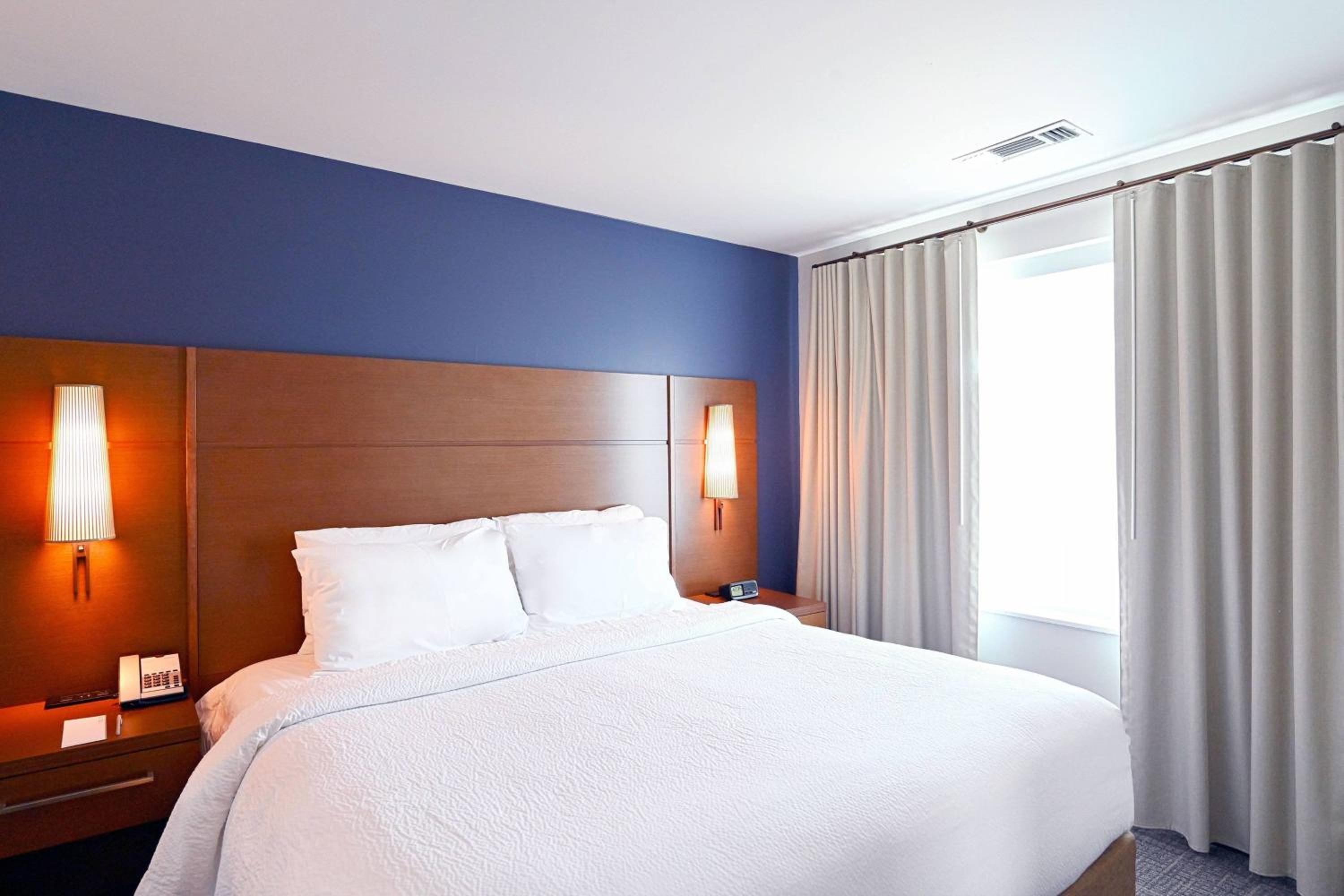 1 Bedroom Suite, 1 King, Sofa bed - Photo 6