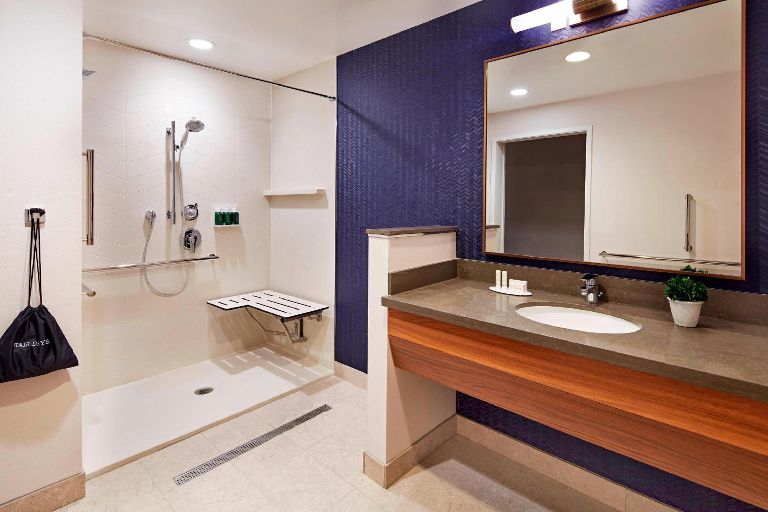 Queen Room with Two Queen Beds and Roll-in Shower - Mobility Accessible photo 2