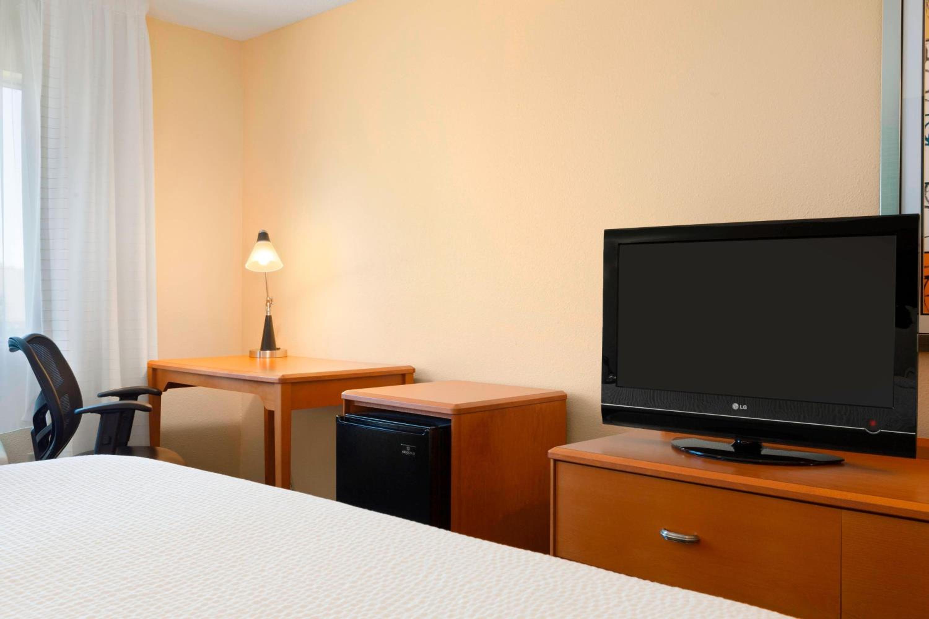 King Room with Roll-in Shower - Mobility and Hearing Accessible - Photo 4