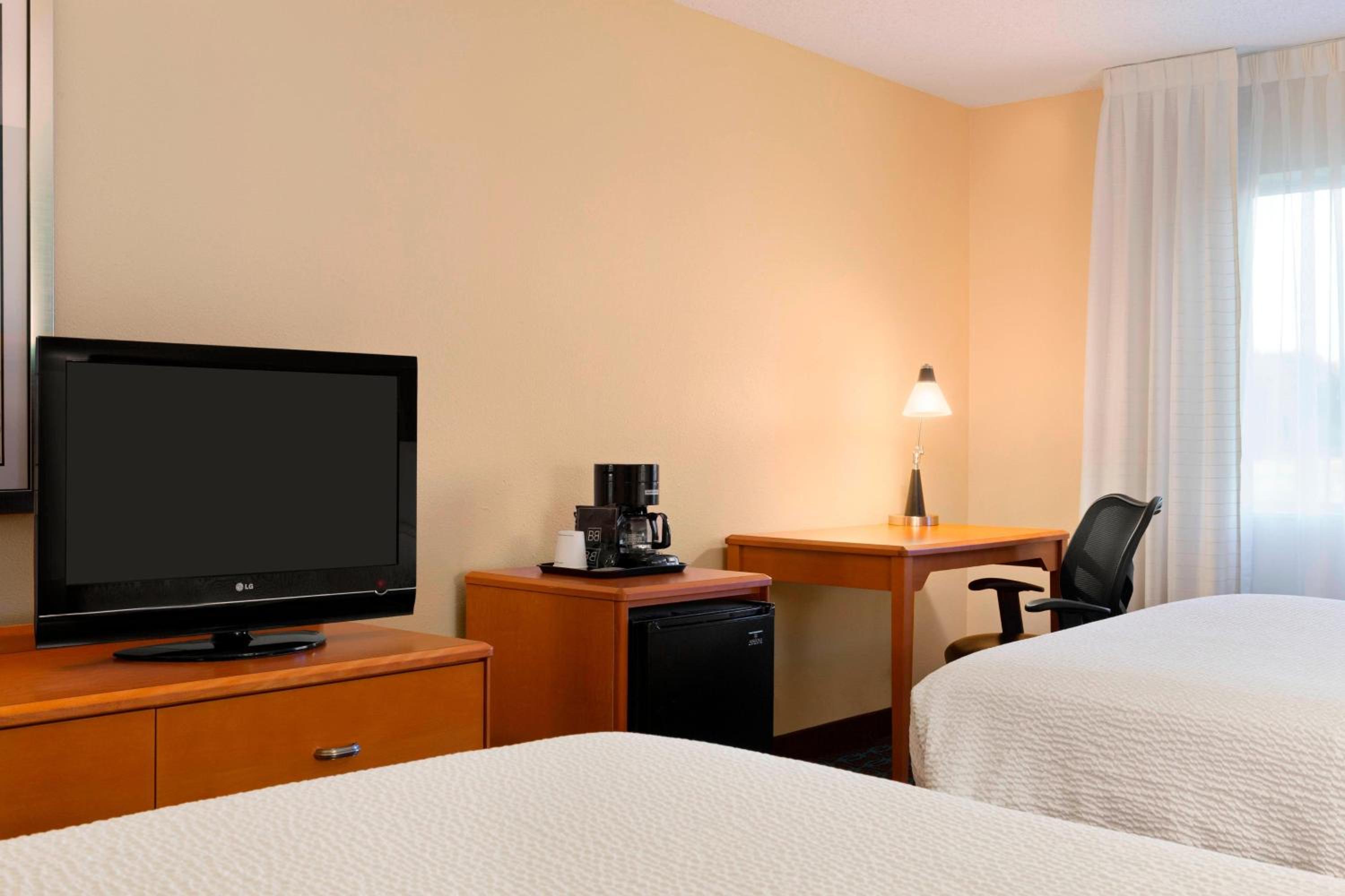 Queen Room with Two Queen Beds photo 2