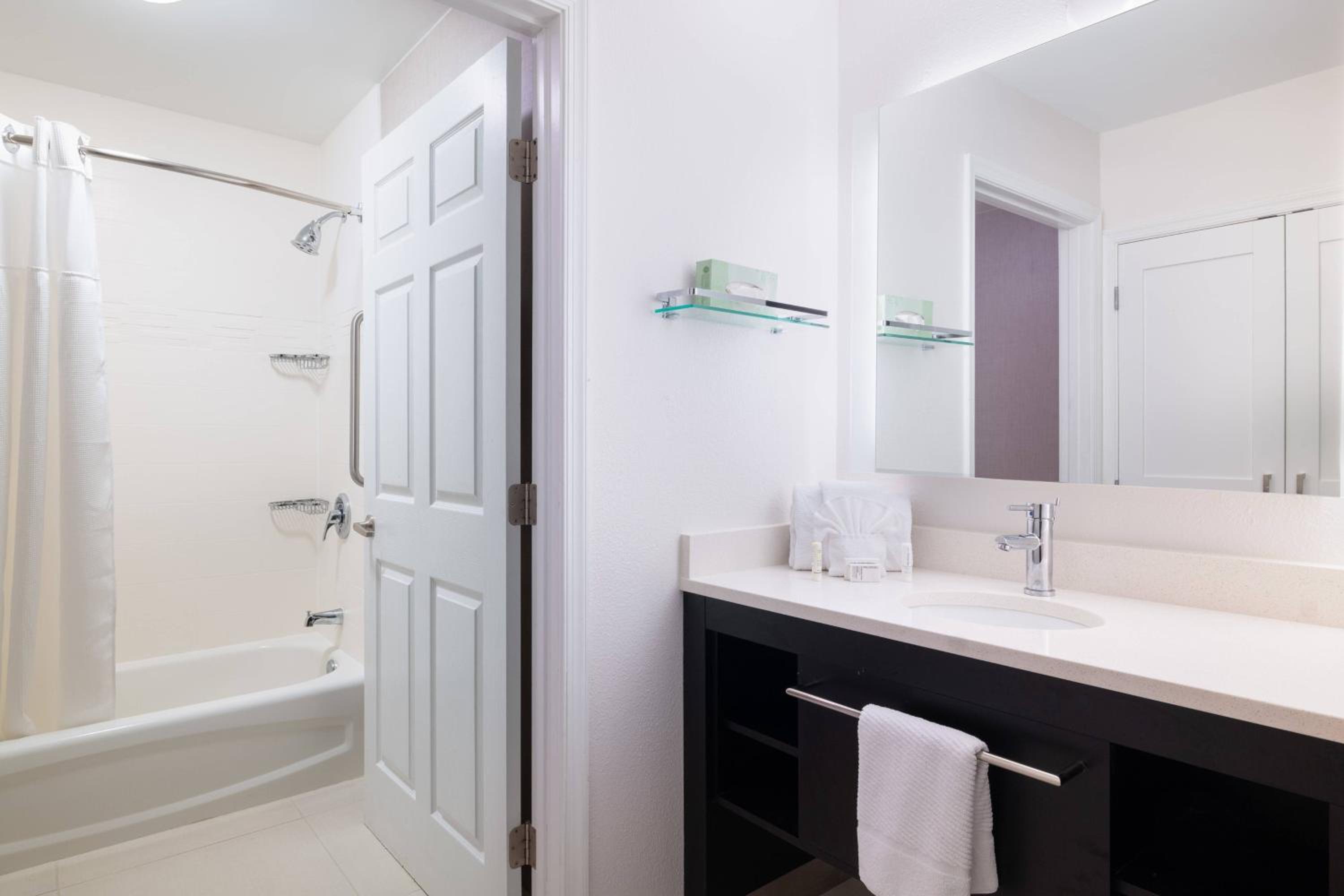 Two-Bedroom Suite - Photo 5