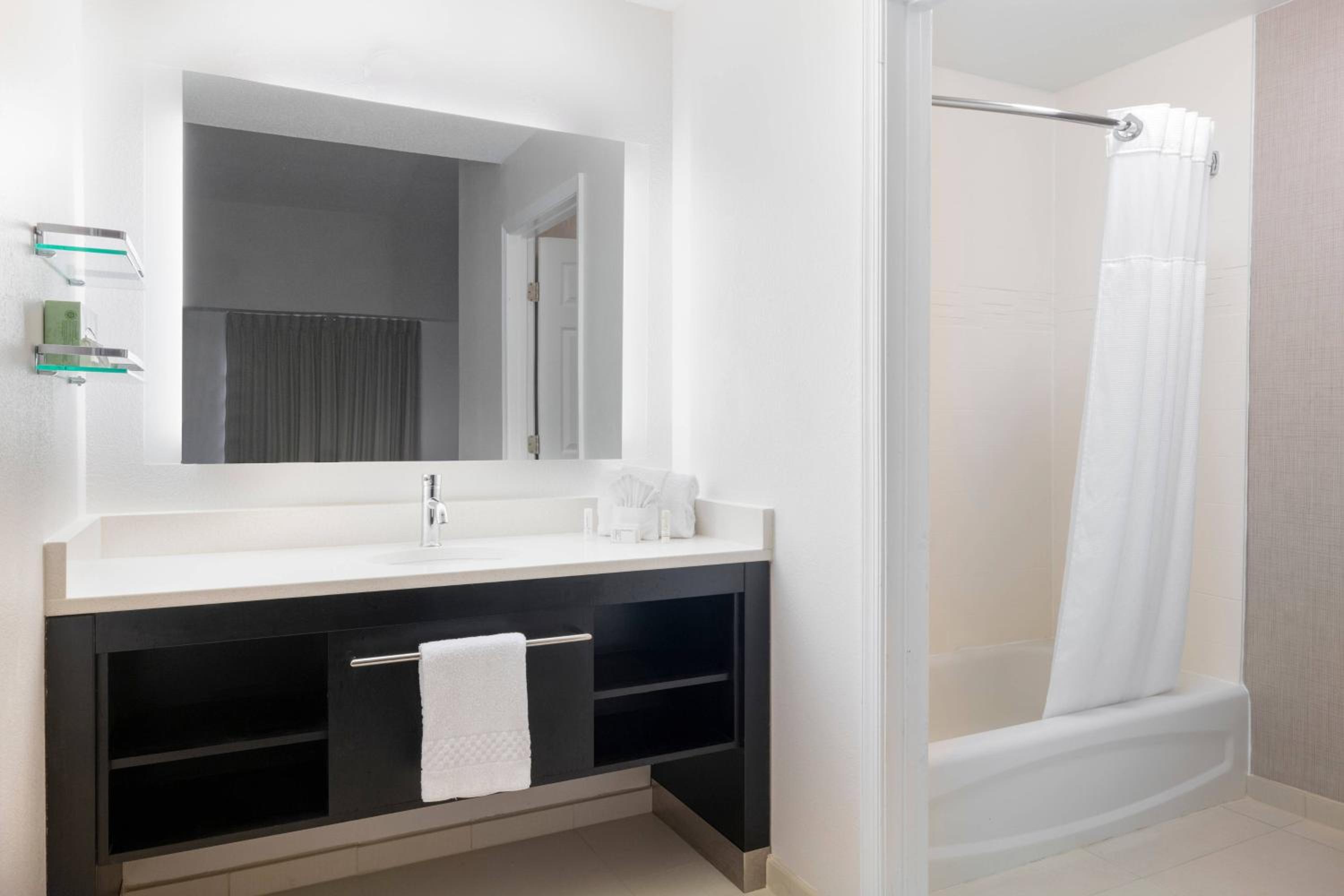 Two-Bedroom Suite - Photo 7