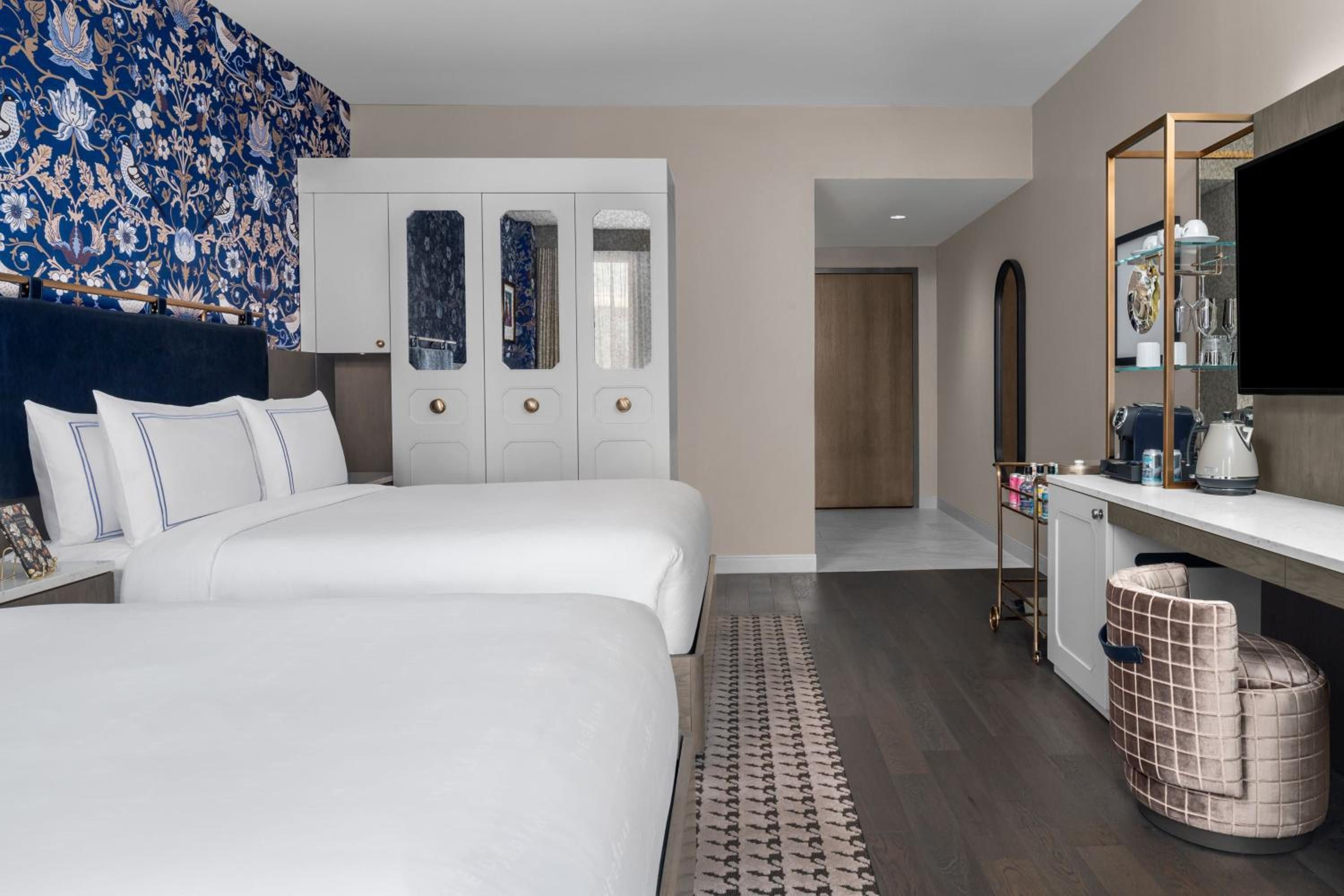 Queen Room with Two Queen Beds - Photo 8