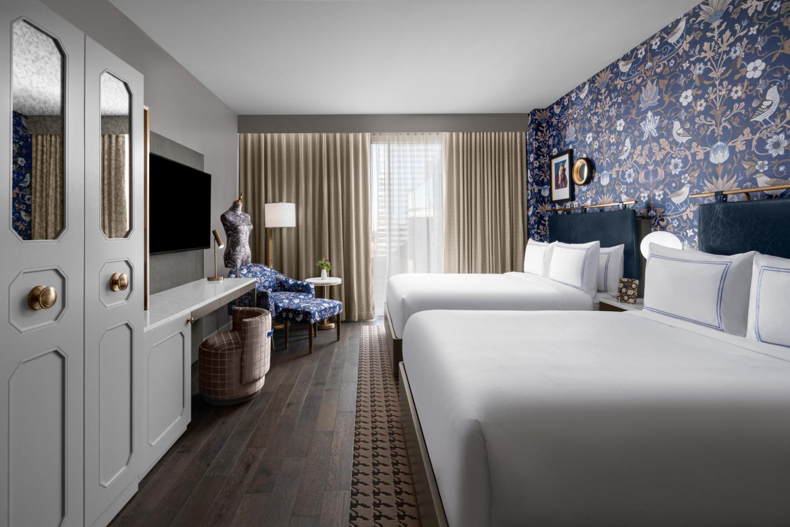 Queen Room with Two Queen Beds - City View thumbnail 6