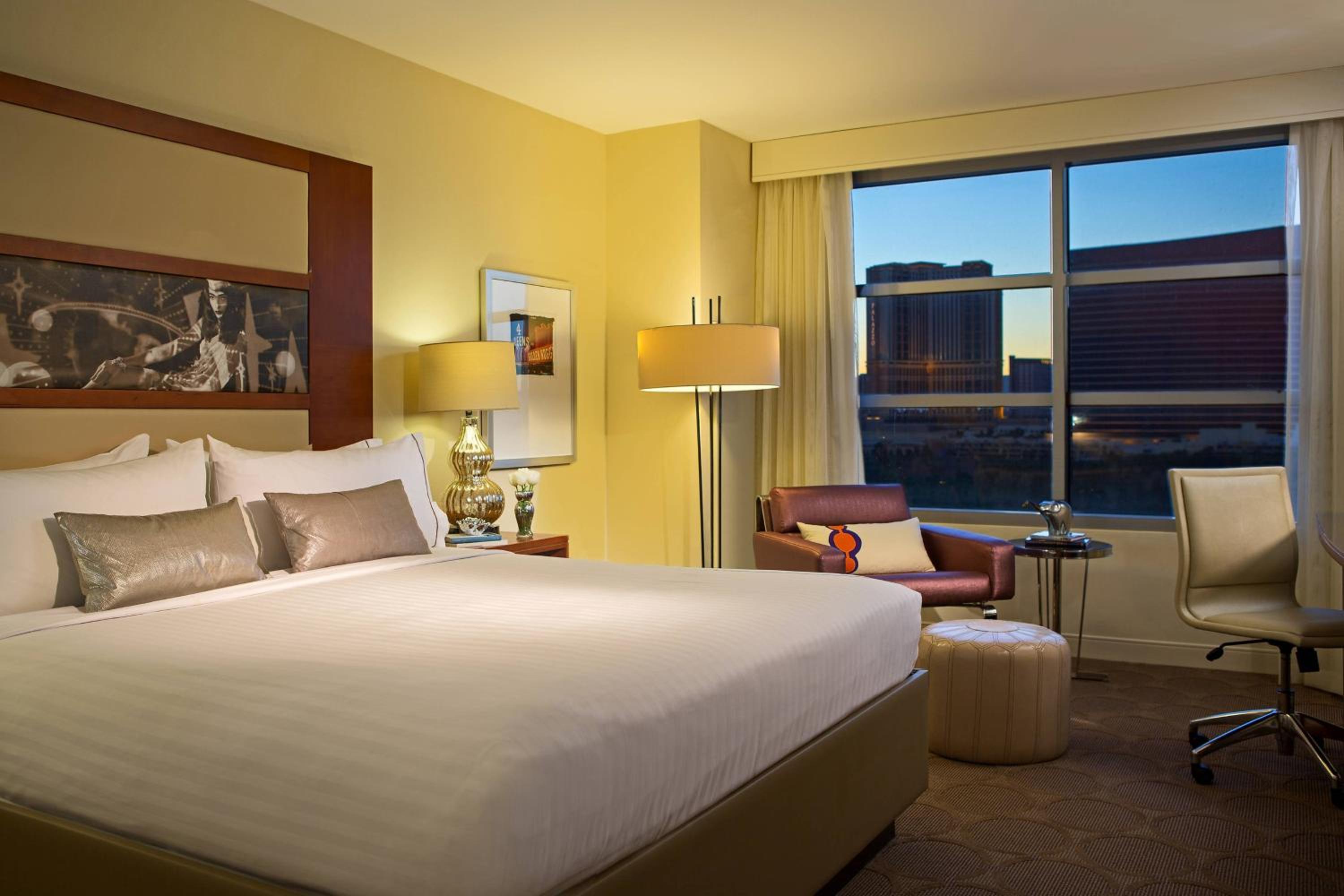 King Room with City View - Photo 4