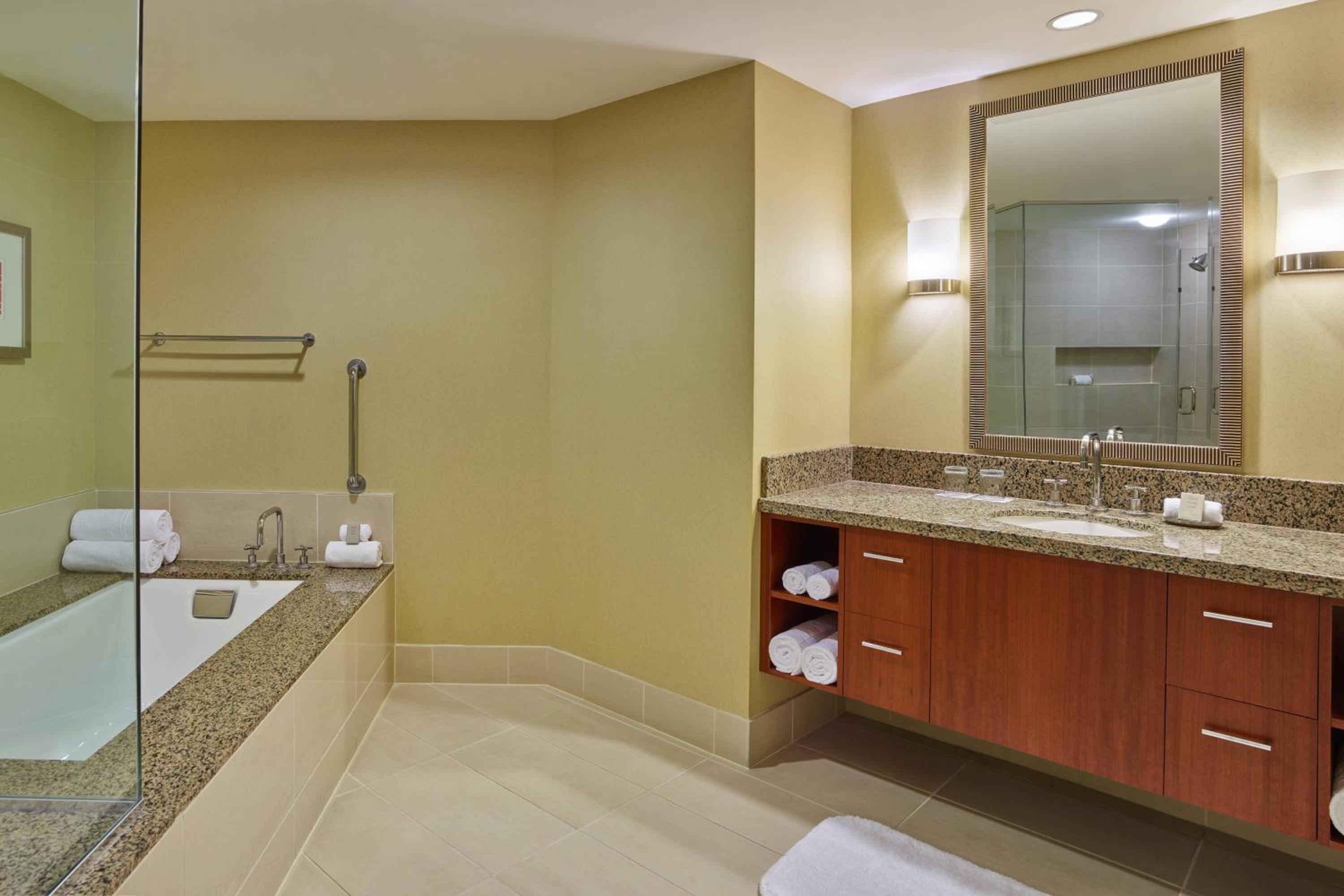 Deluxe, 1 Bedroom Suite, 1 King, Las Vegas Strip view - Photo 2