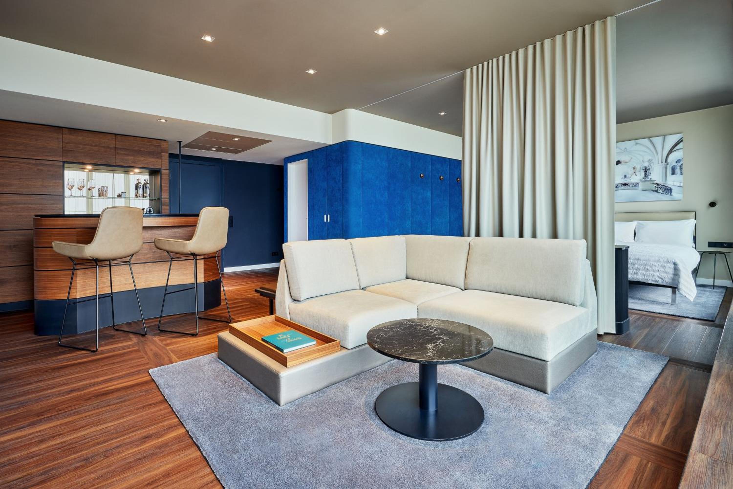 Lake King Suite with Balcony and View