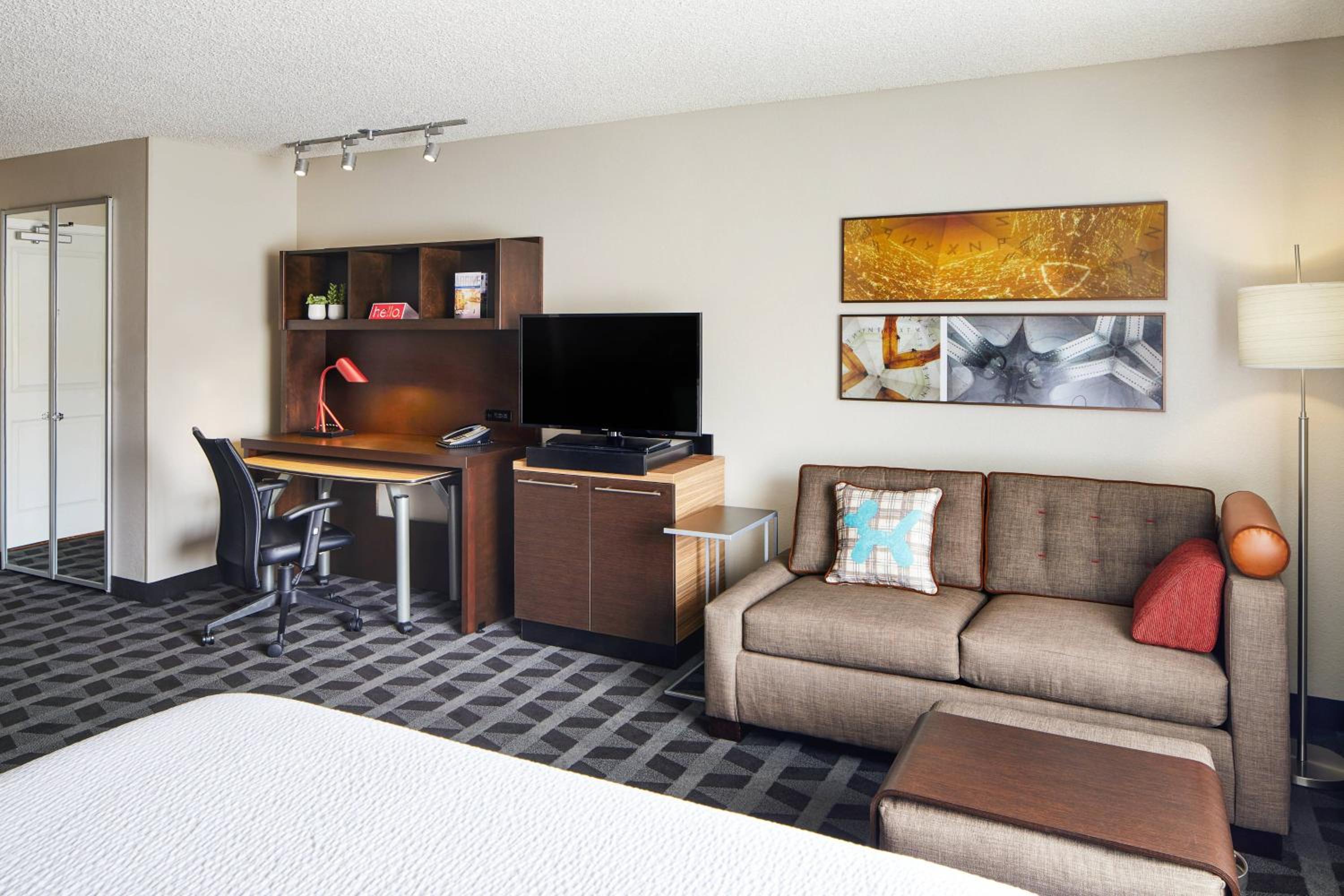 Queen Studio with Sofa Bed - Photo 2