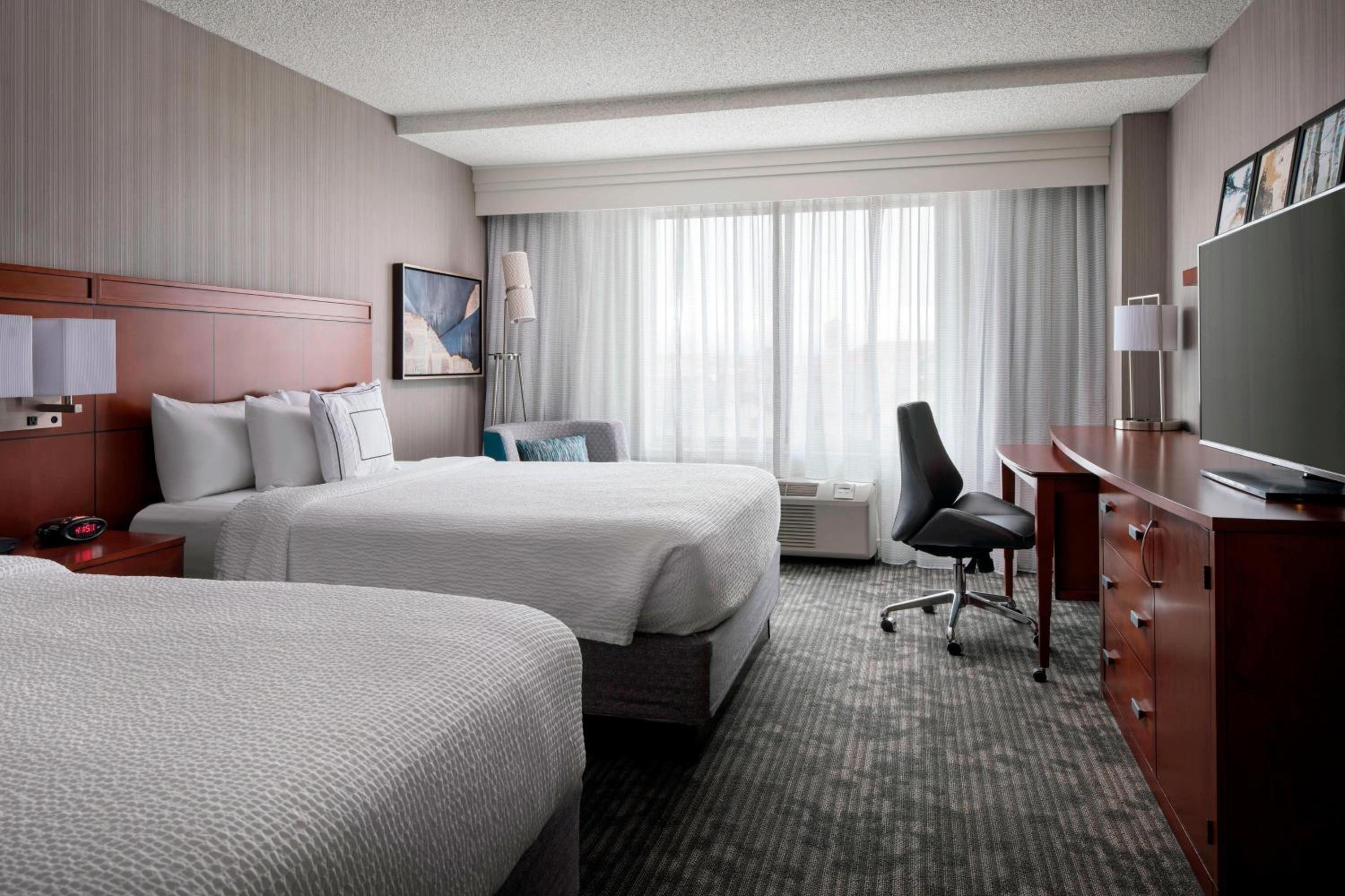 Queen Room with Two Queen Beds - Photo 3