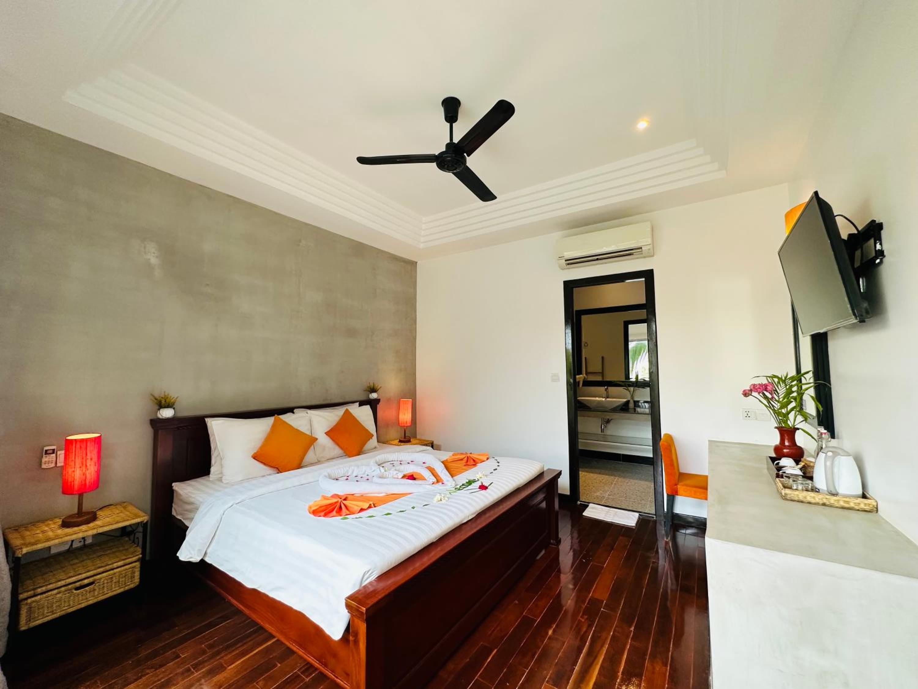 Super Family With Balcony Pool View- Free Pick Up - Photo 7