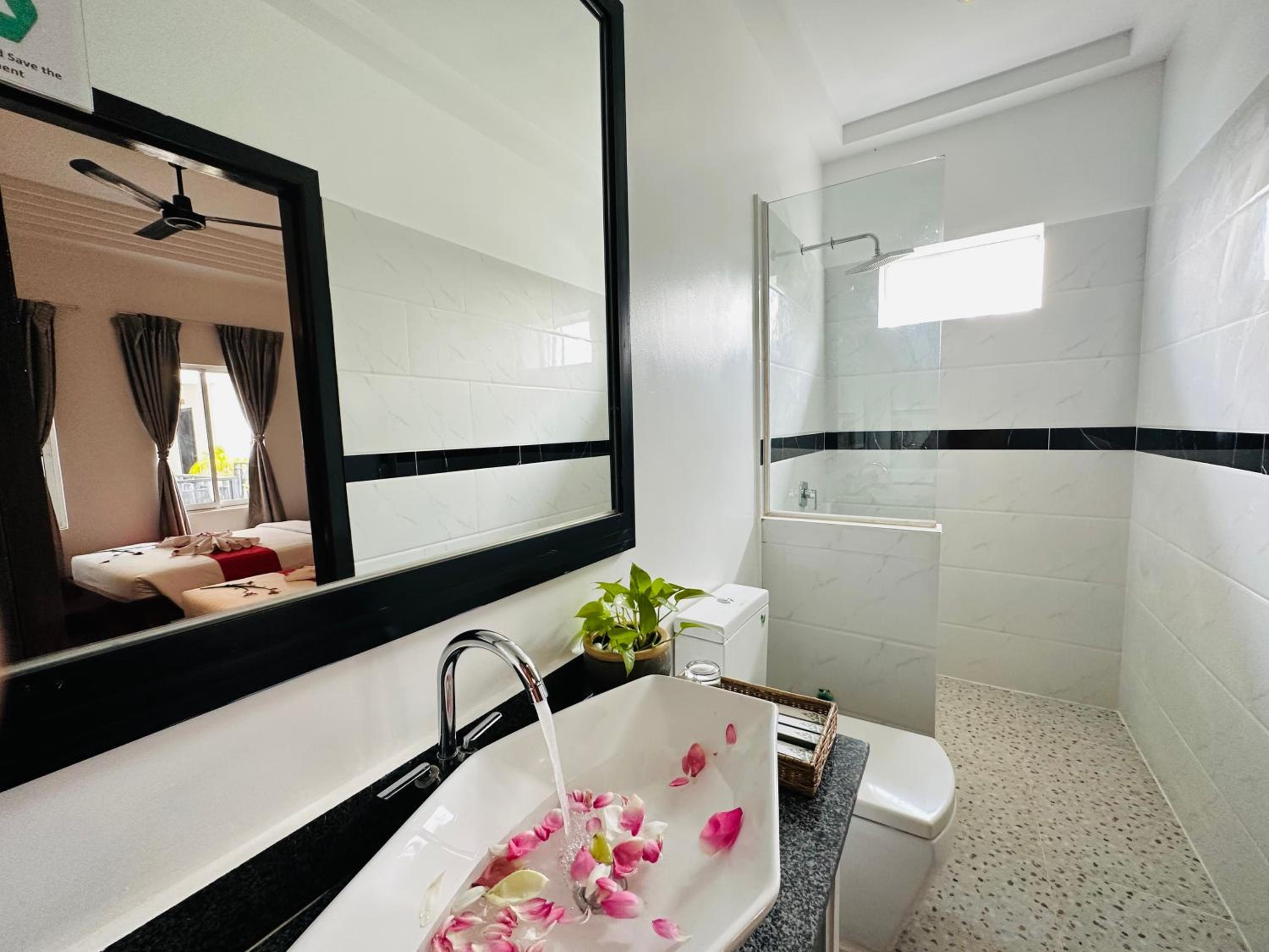 Super Family With Balcony Pool View- Free Pick Up - Photo 2