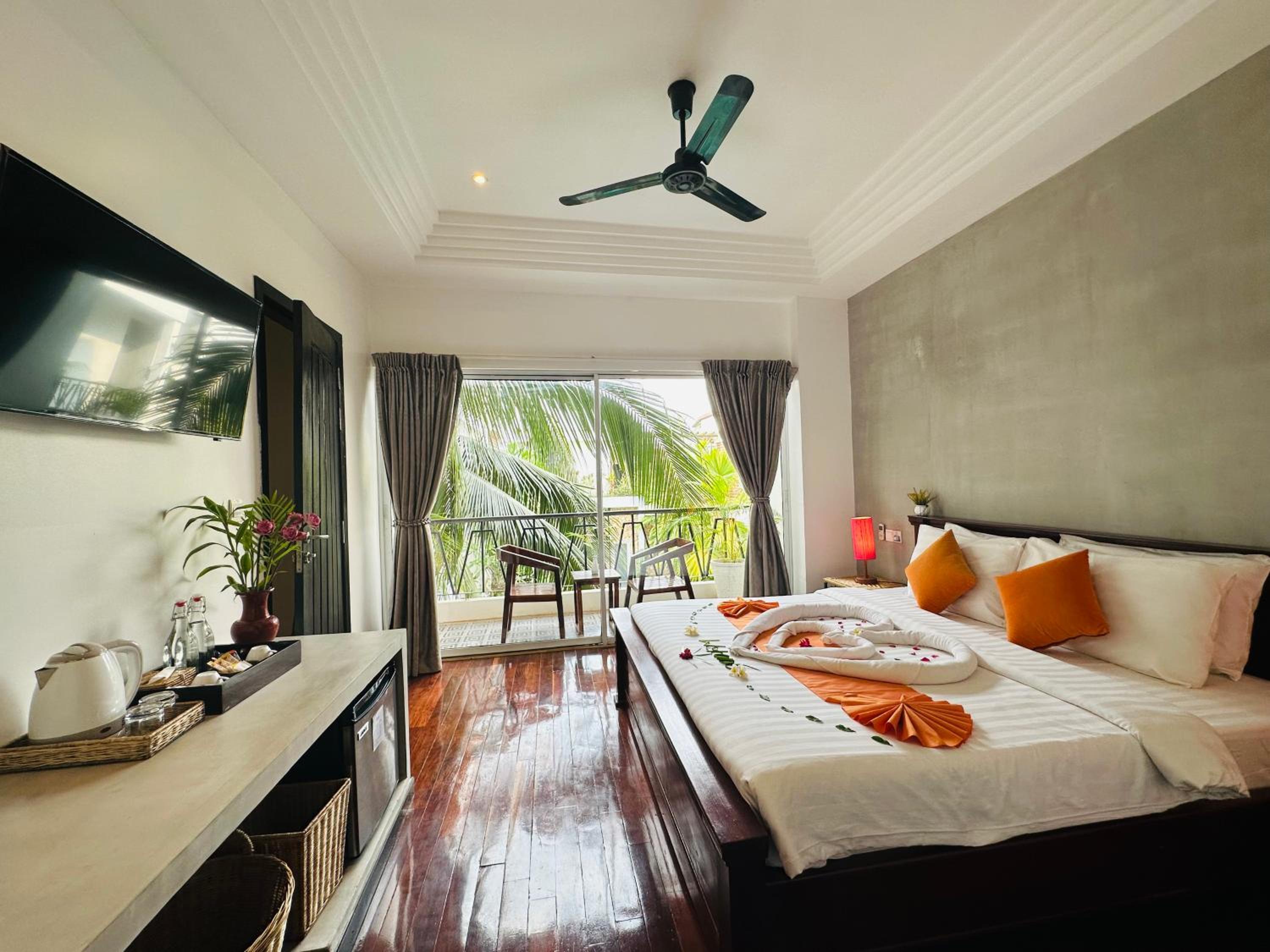 Super Family With Balcony Pool View- Free Pick Up - Photo 1