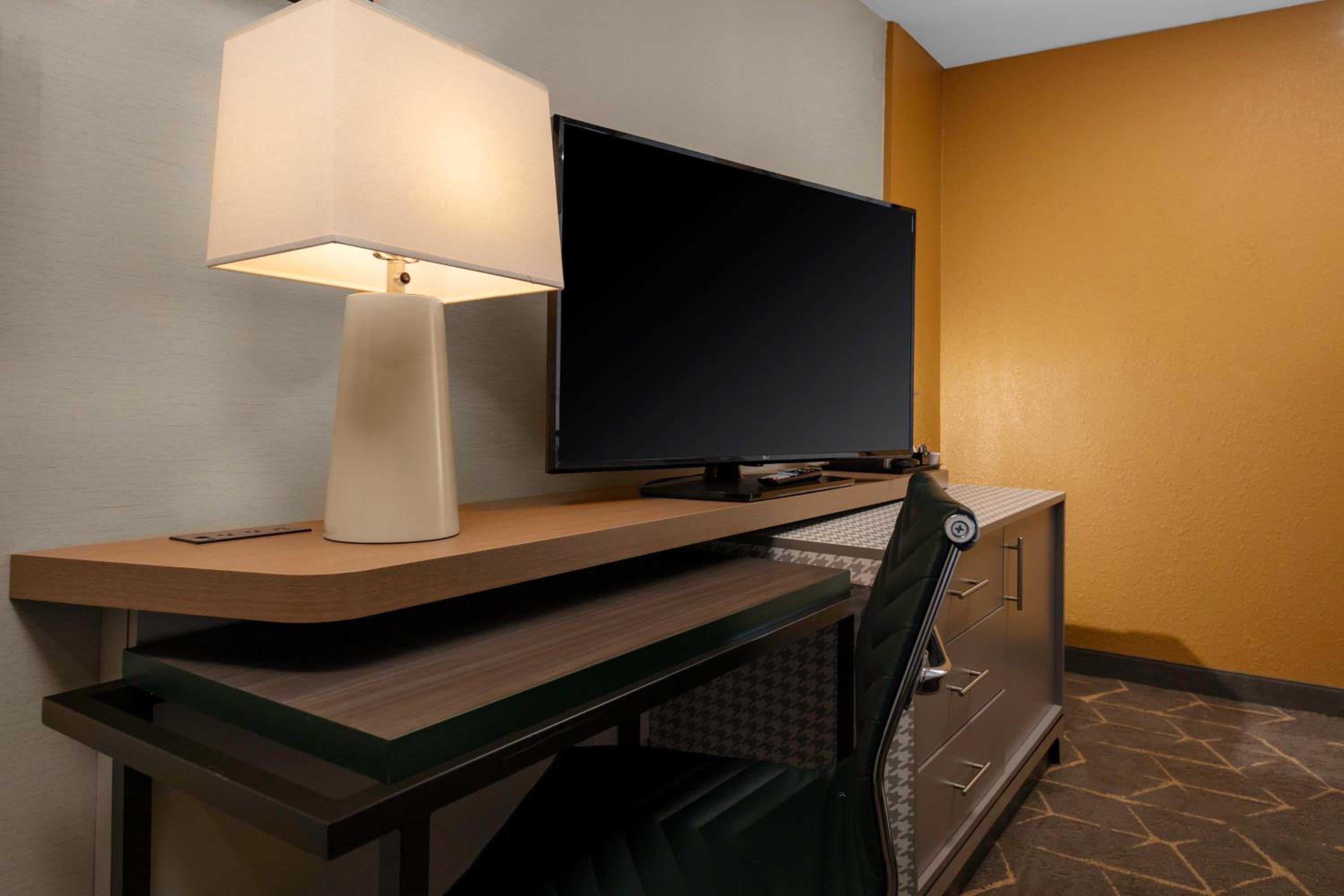 Standard King Room with Sofa Bed - Photo 1