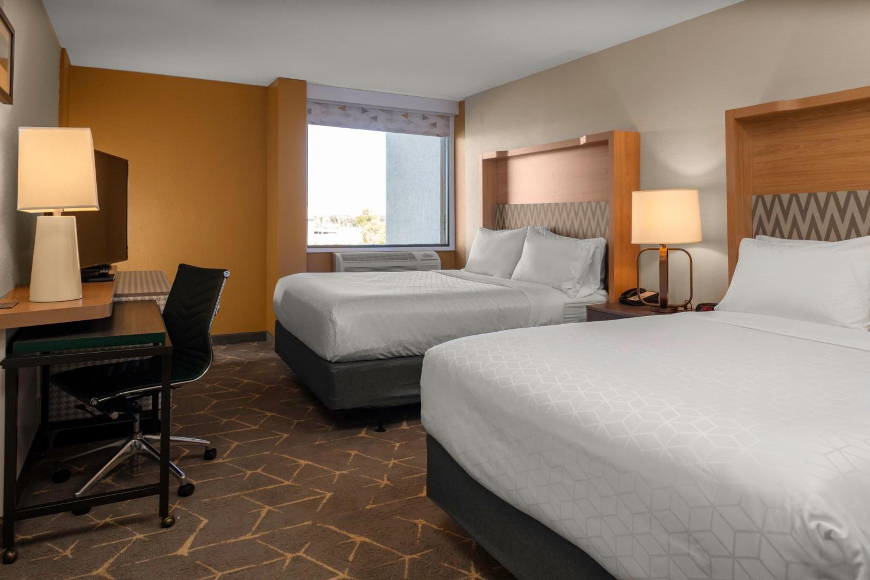 Premium Corner Queen Room - Photo 2