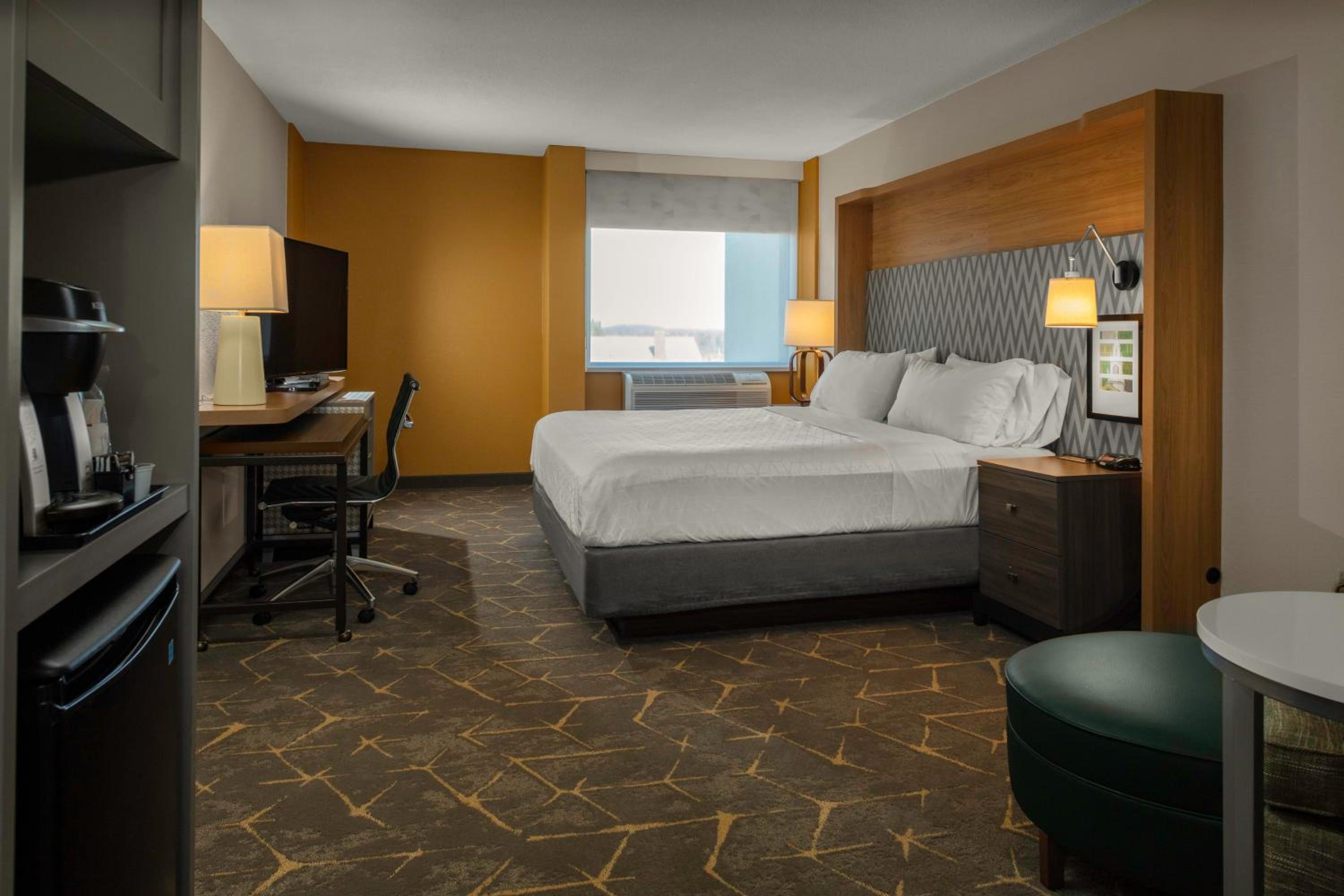 Premium Corner King Room - Photo 4
