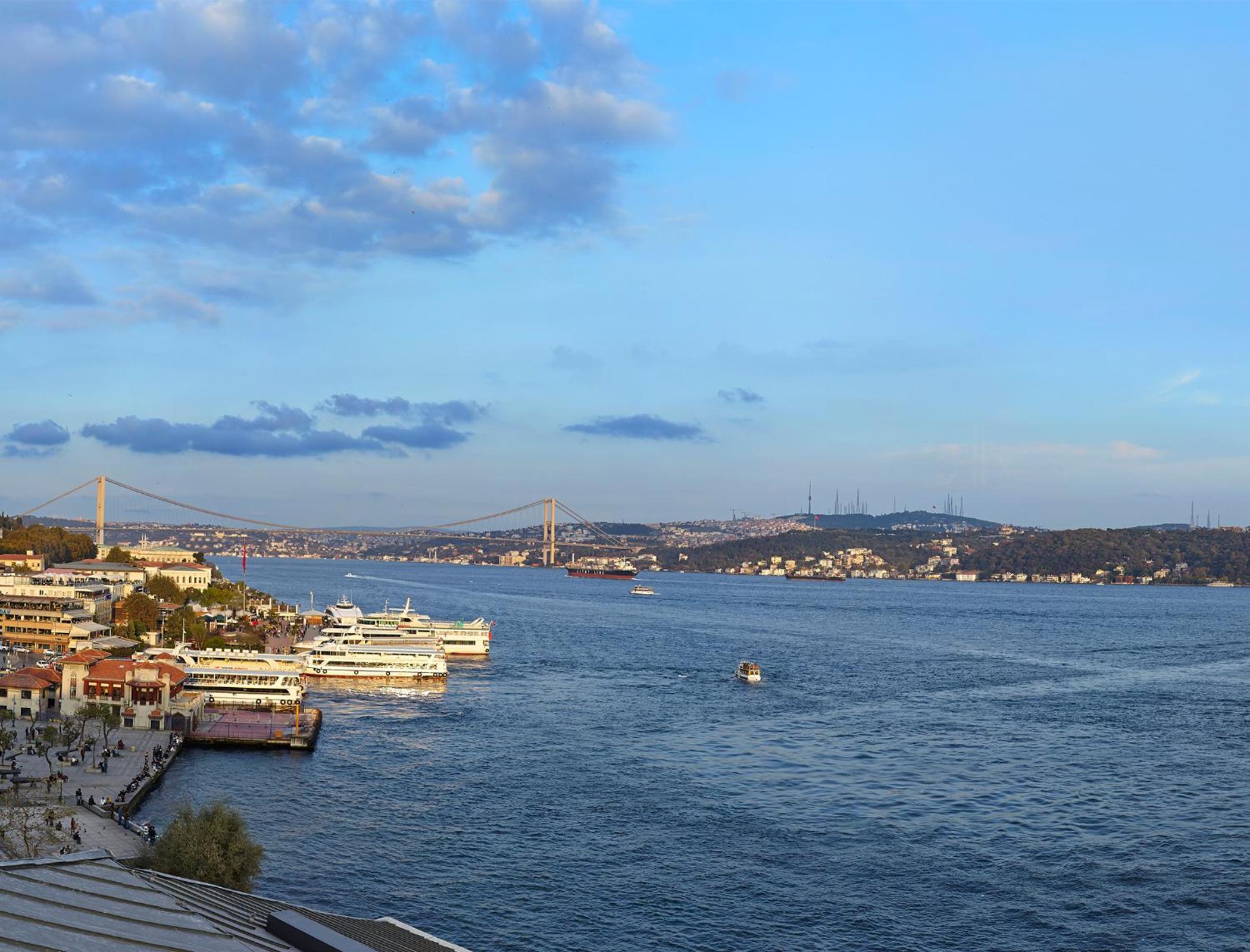 Deluxe Bosphorus Suite with exclusive Horizon privileges