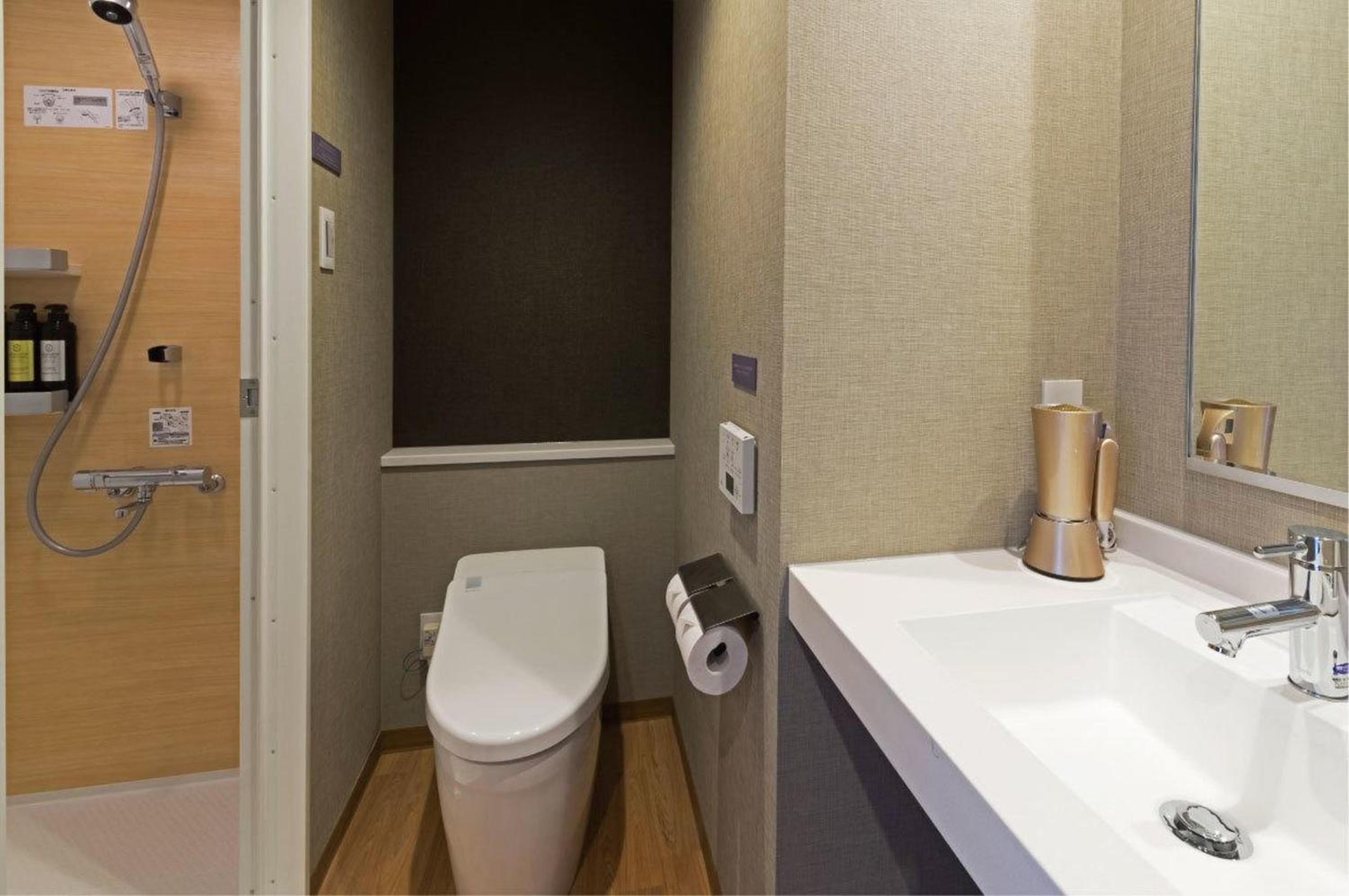 Single Room with Shower - Non-Smoking photo 2
