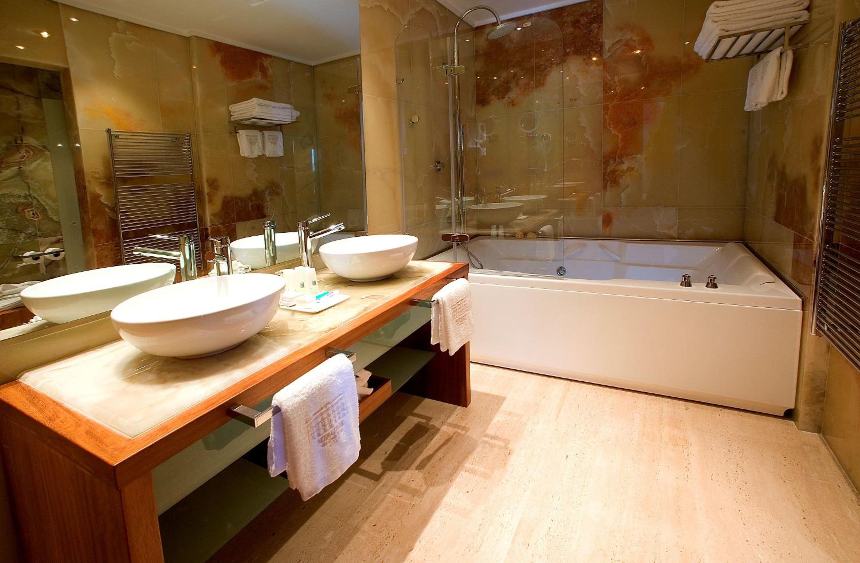 Suite - Photo 17