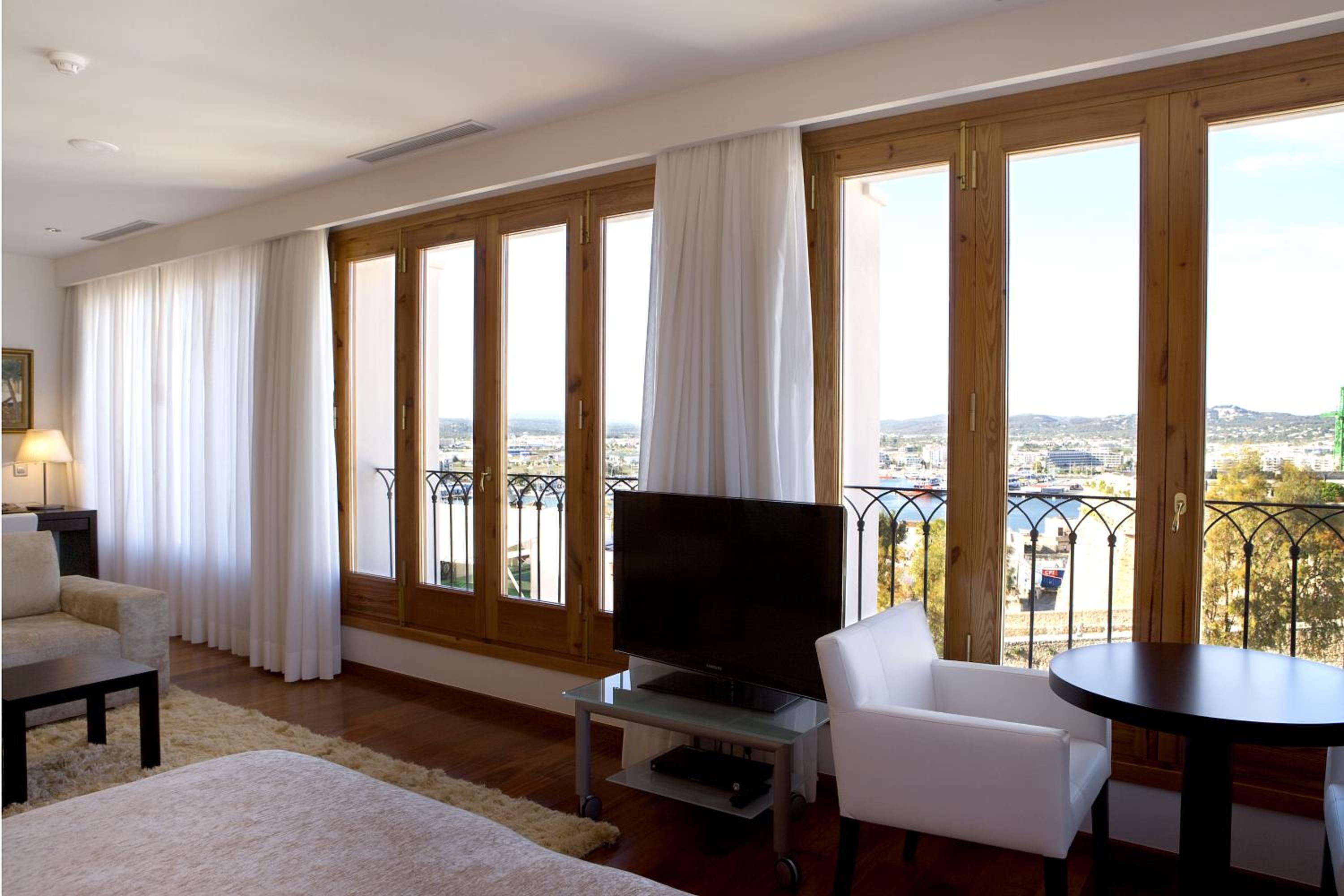 Suite - Photo 14