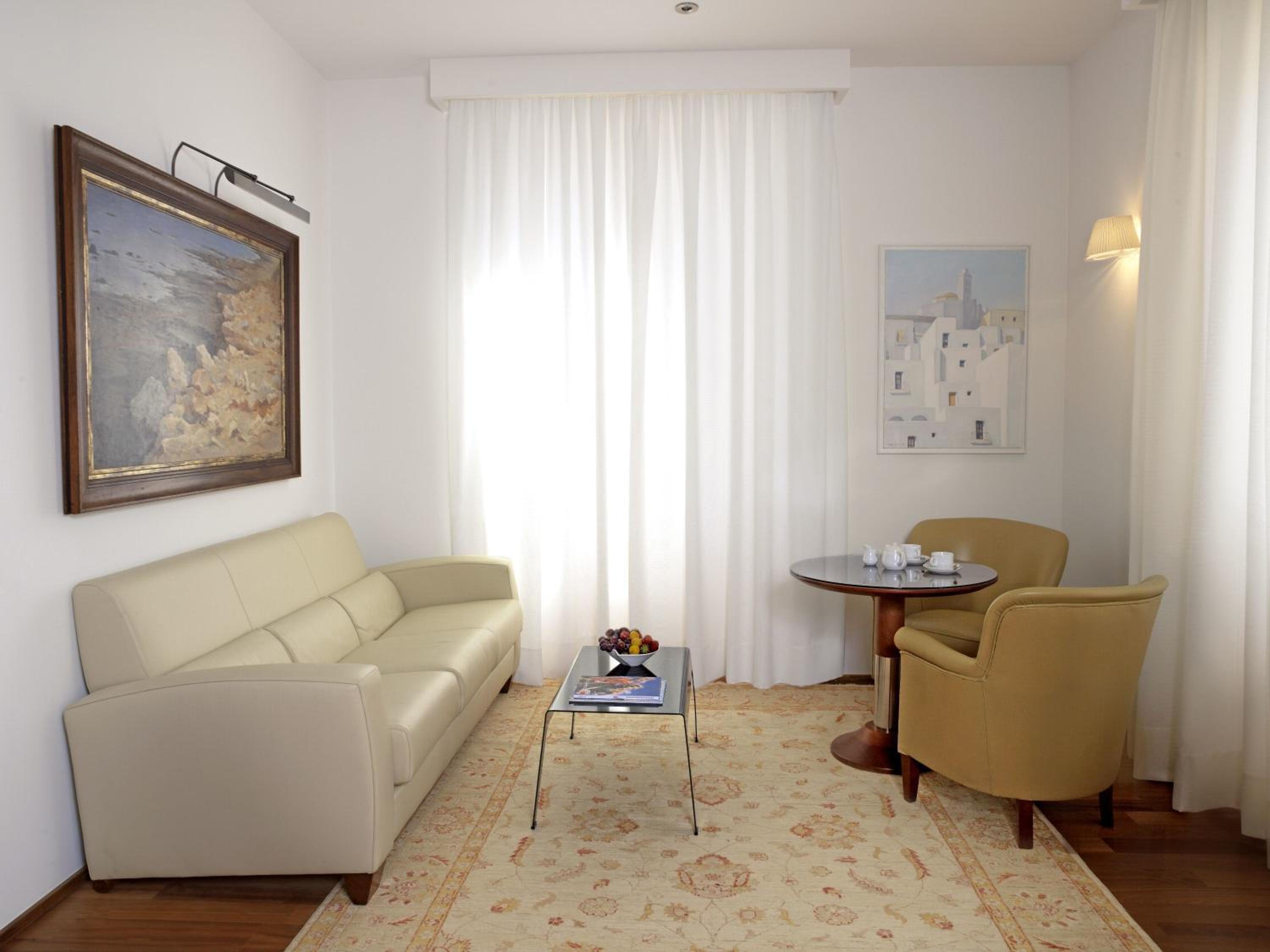 Suite - Photo 2