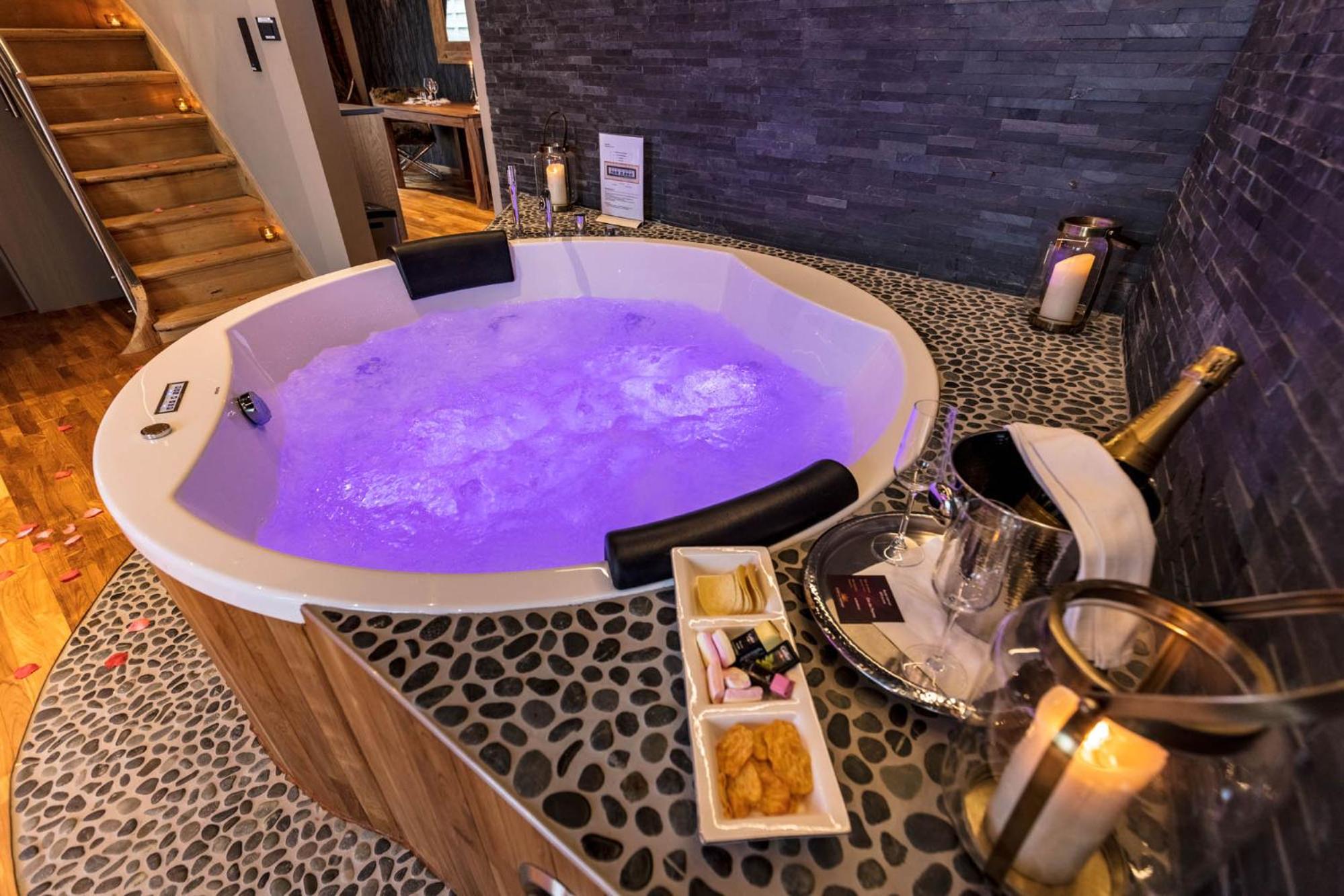 Queen Suite with Spa Bath photo 3