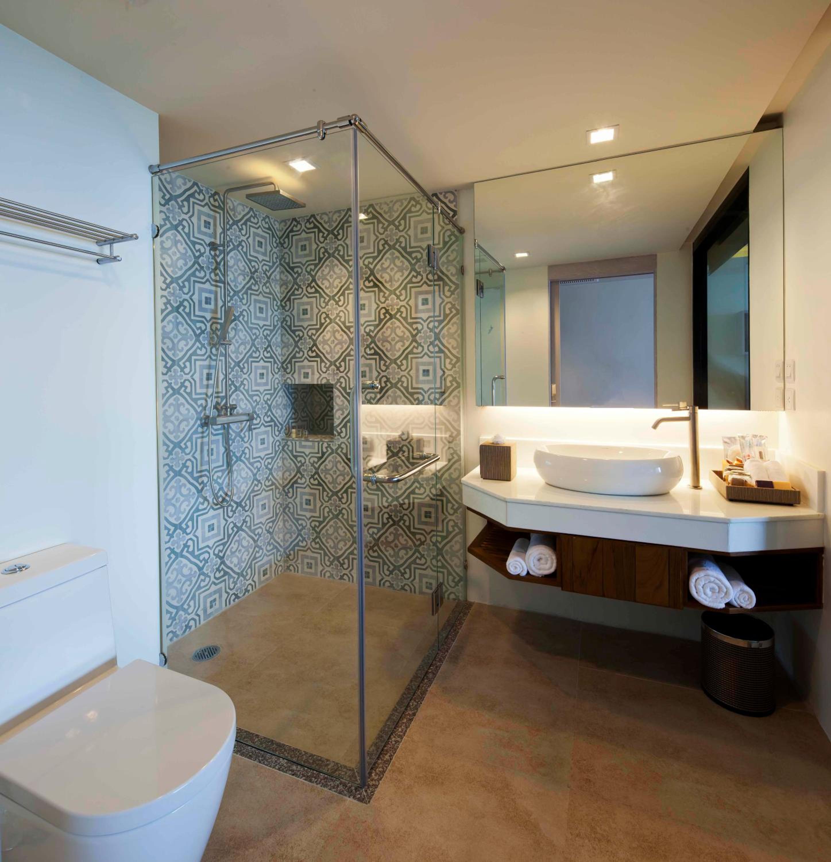 Deluxe King Room with Sea View - Non-Smoking photo 3