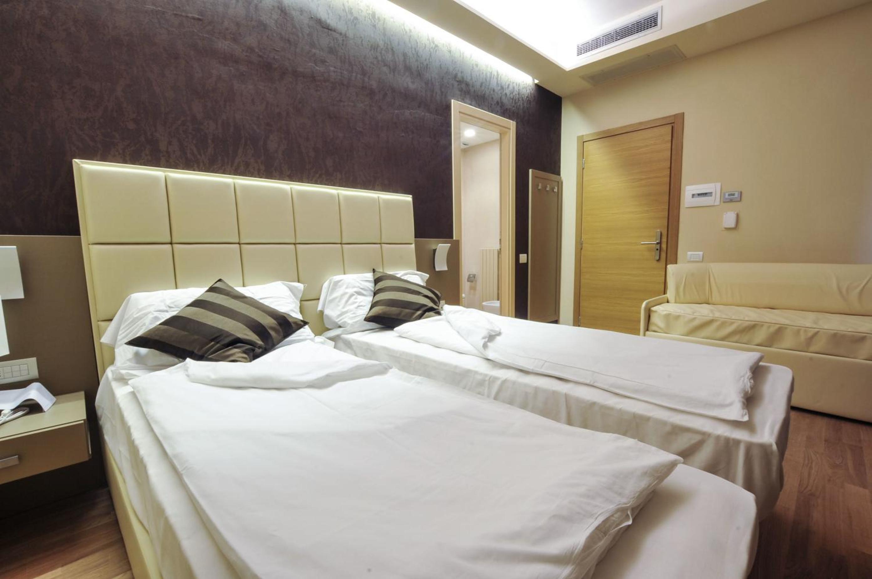 Triple Room with Balcony - Photo 5