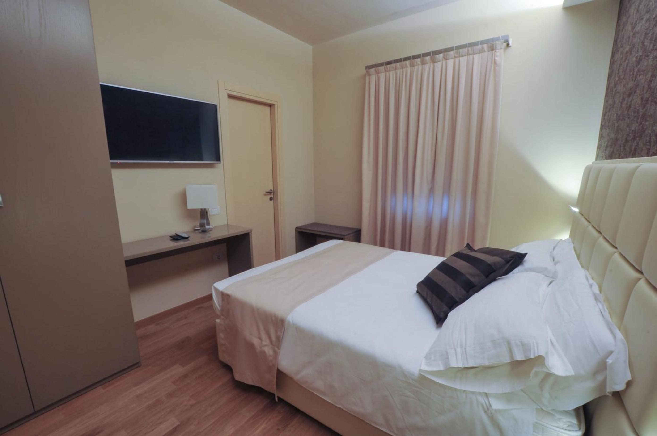 Double Room with Lake View - Photo 5