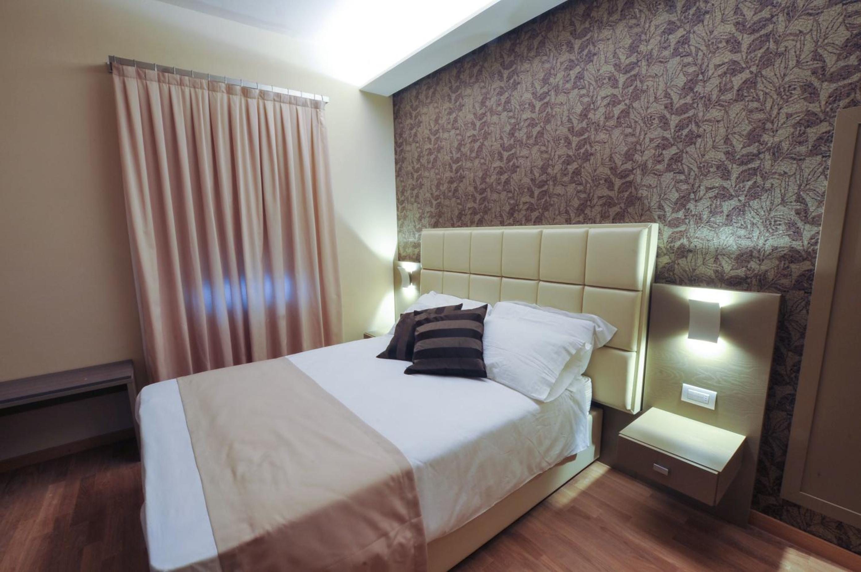 Double Room with Lake View - Photo 4