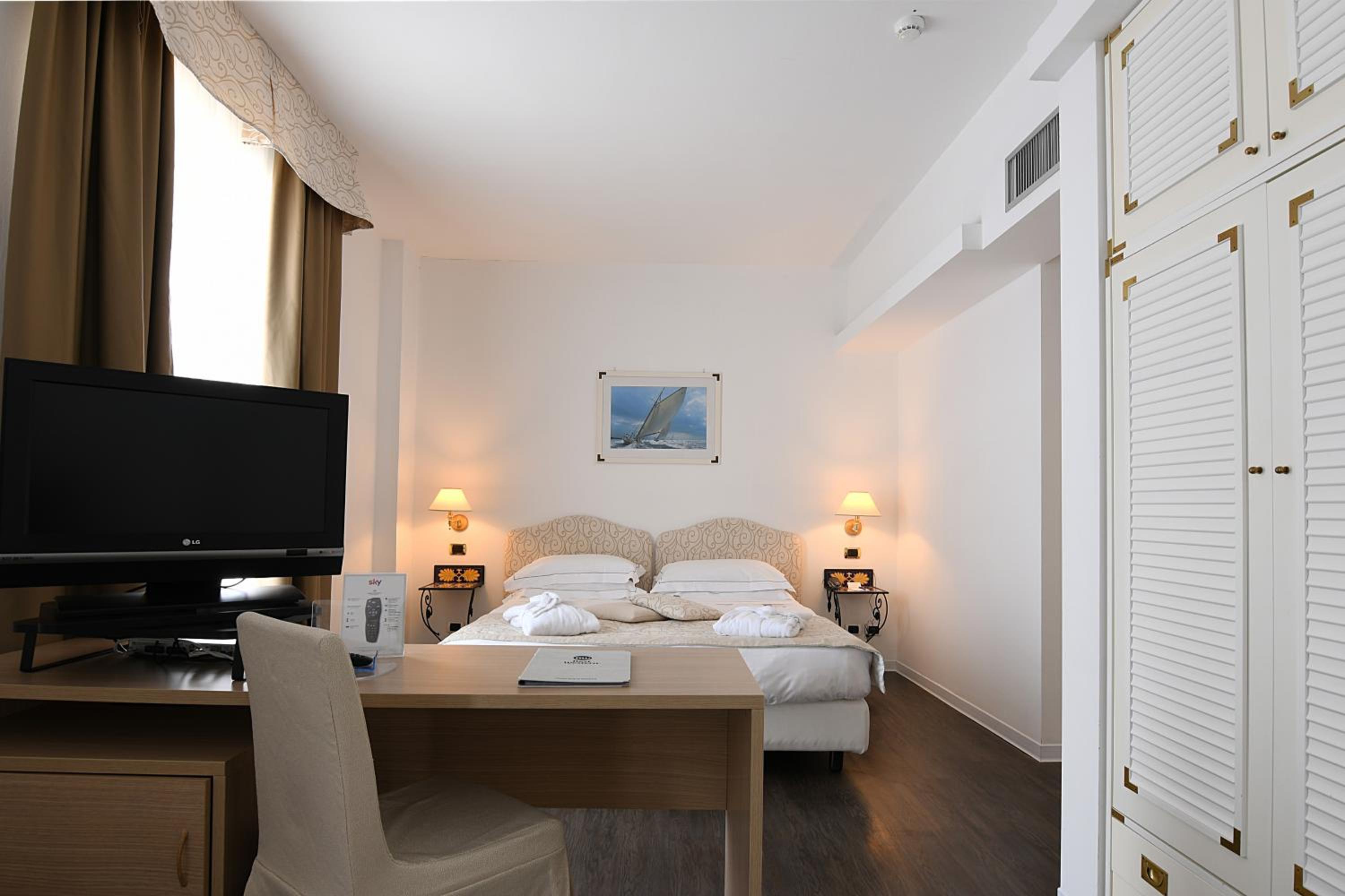 Executive King Room with Balcony and Sea View - Photo 1