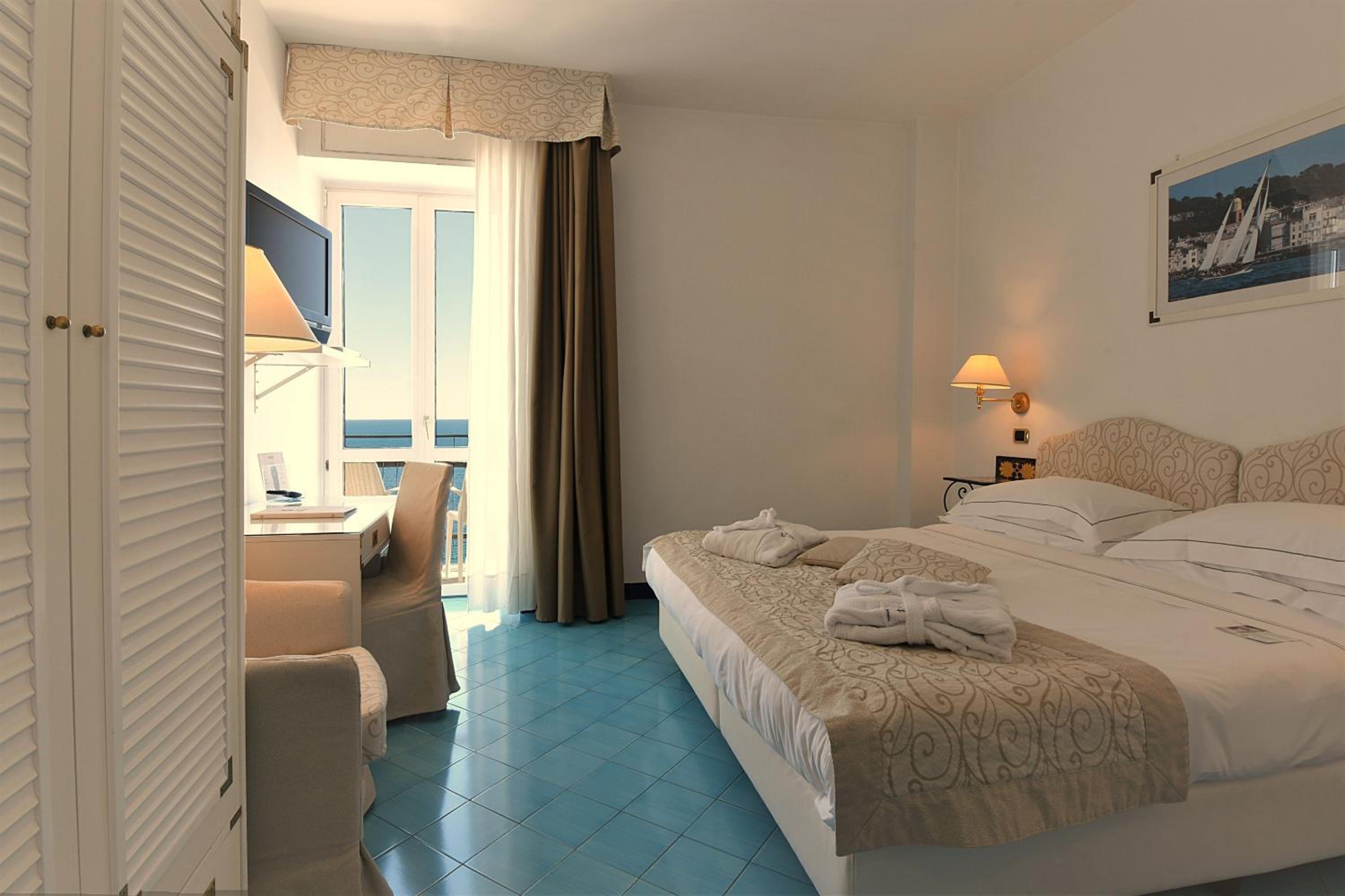 Comfort King Room with Balcony and Sea View - Photo 2