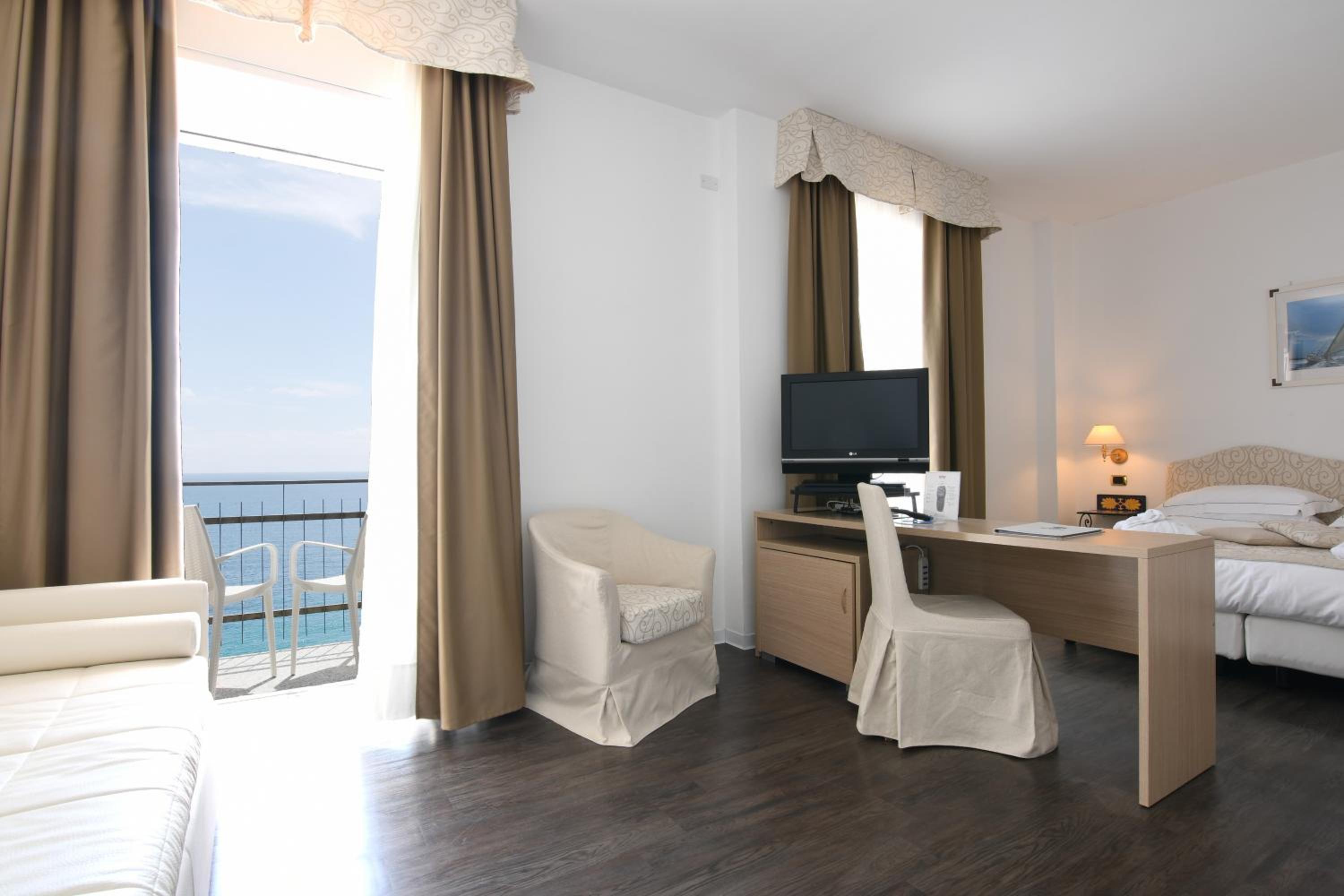 Executive King Room with Balcony and Sea View - Photo 4