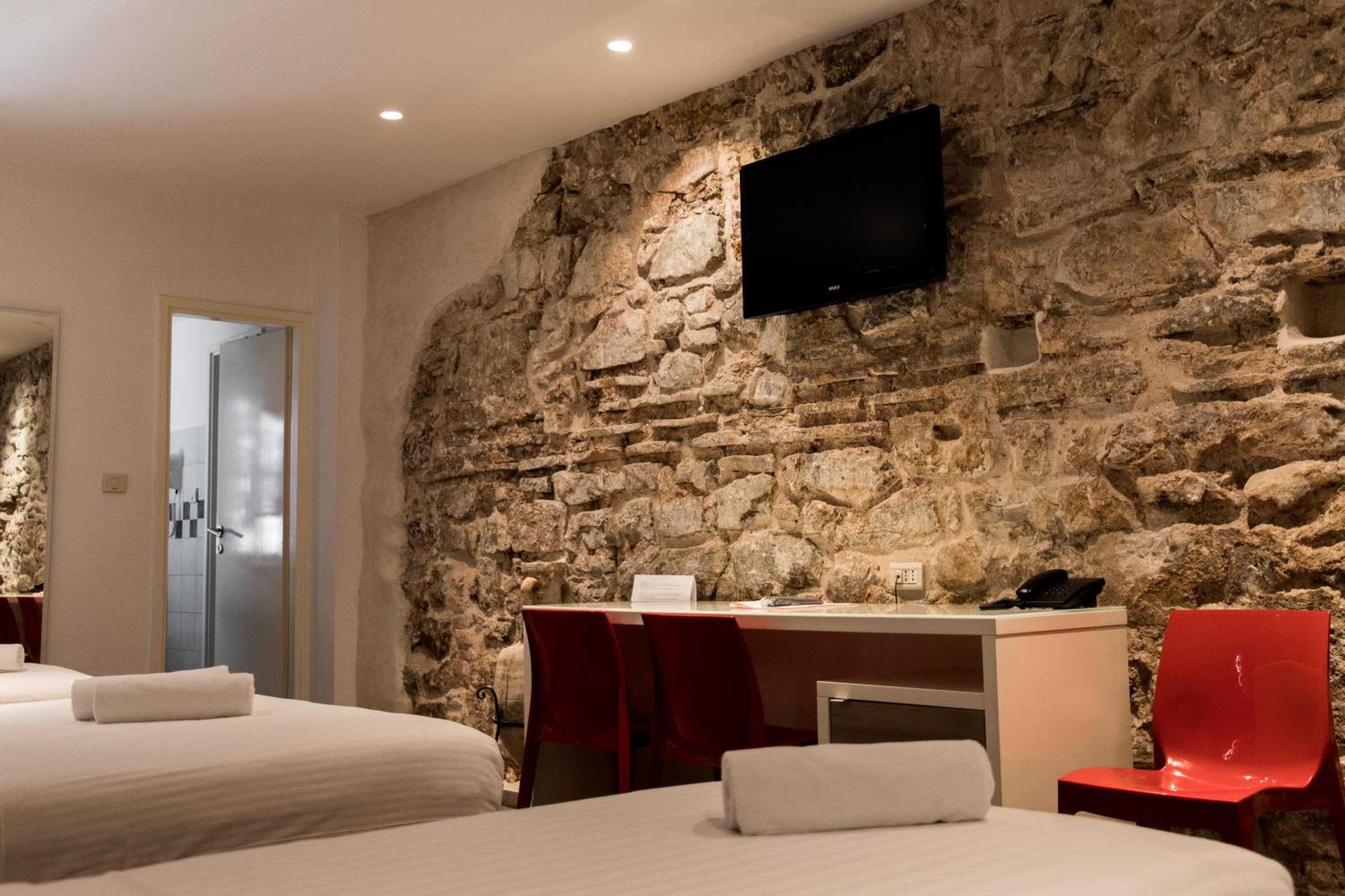 Standard Suite - Photo 13