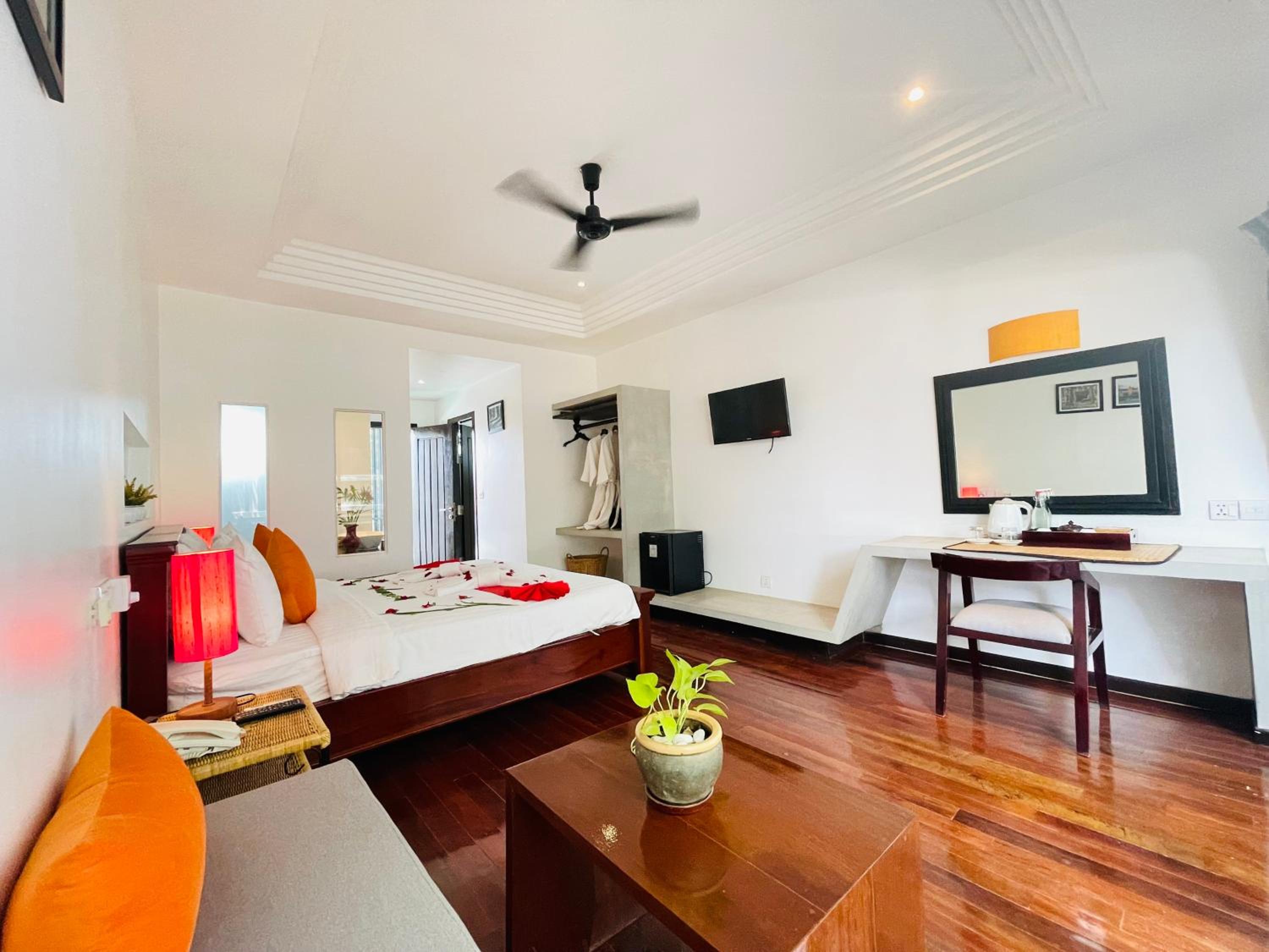 King Suite With Private Balcony - Free Pick Up - Photo 6
